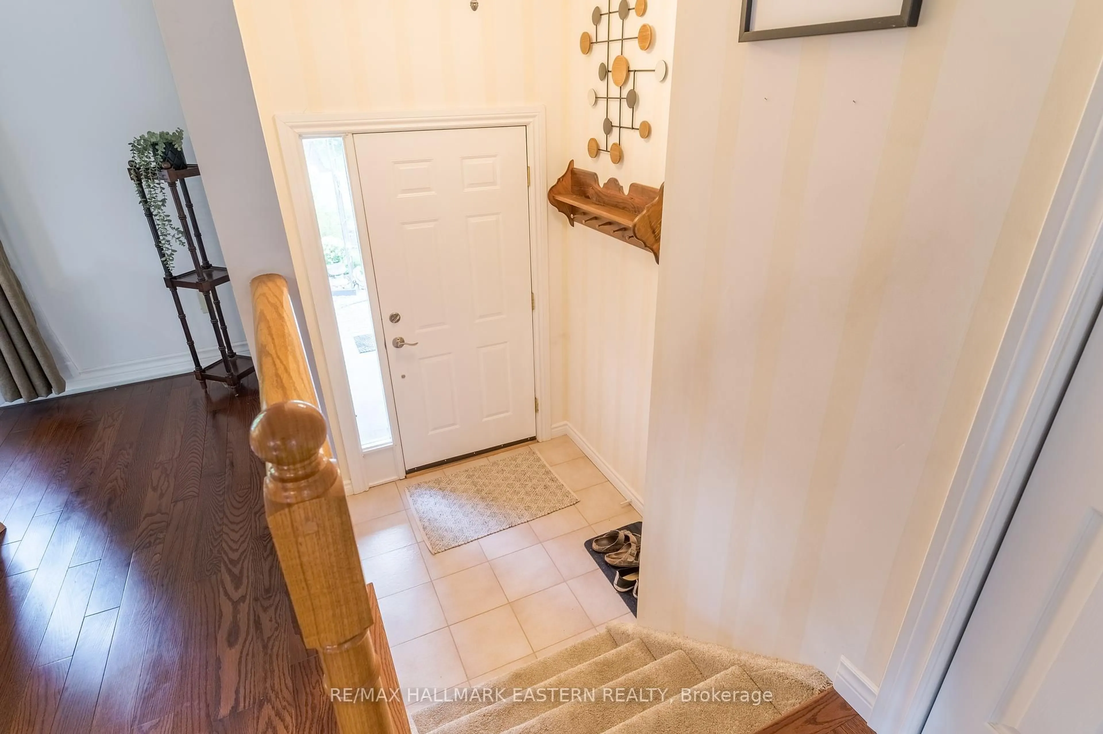 Indoor entryway for 2196 Lorraine Dr, Peterborough Ontario K9L 1X5