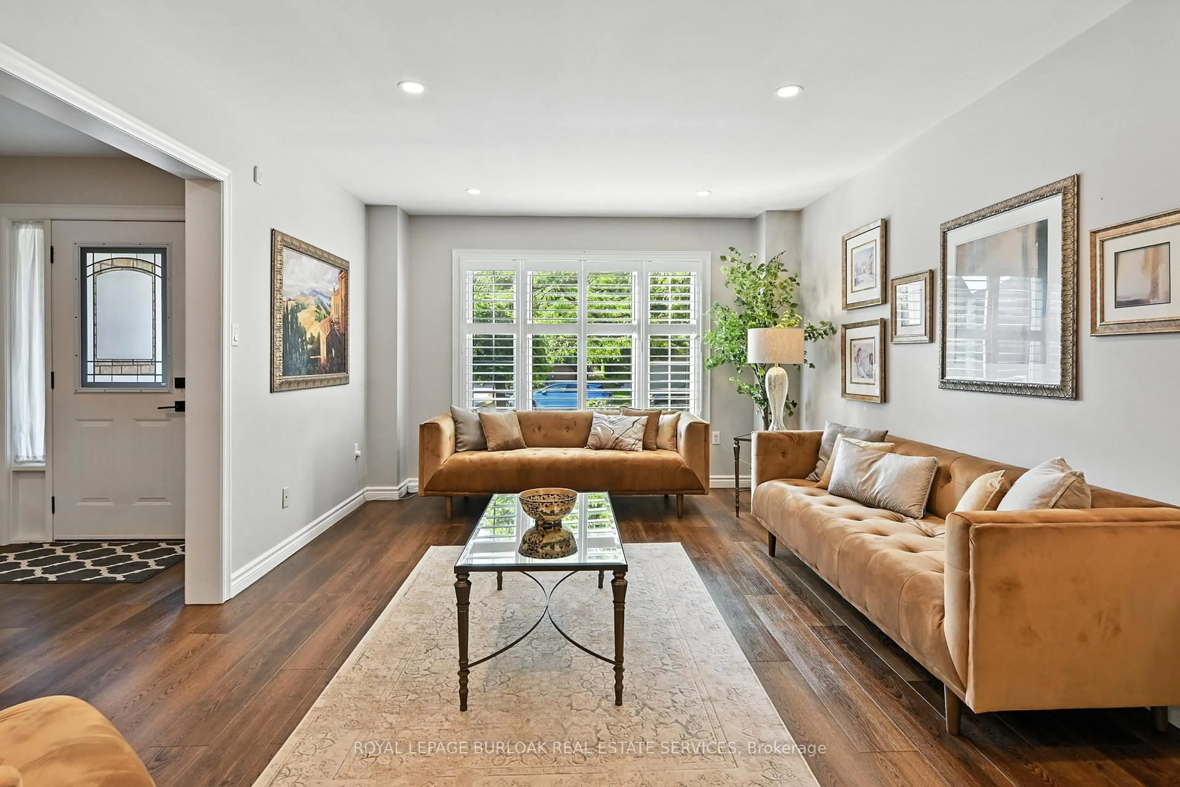 Living room with furniture, unknown for 40 Springfield Blvd, Hamilton Ontario L9K 1H8