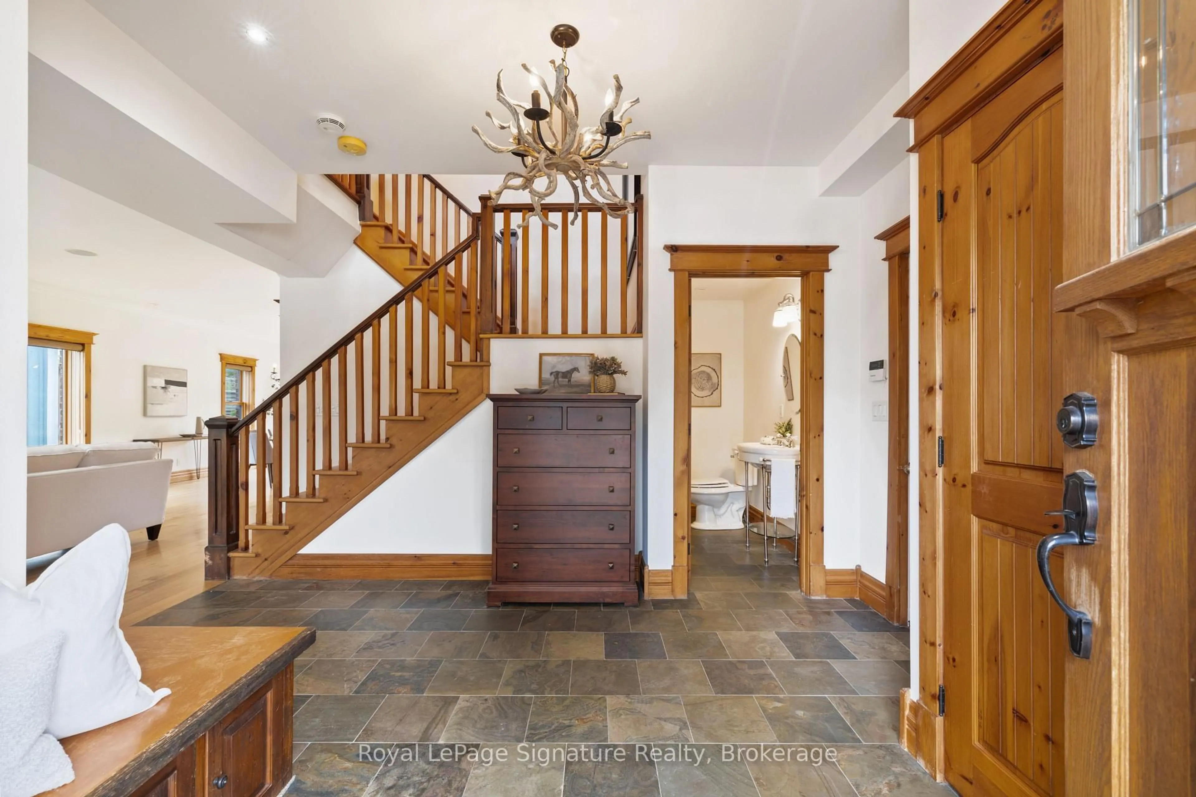 Indoor foyer for 161 Snowbridge Way, Blue Mountains Ontario L9Y 0V1