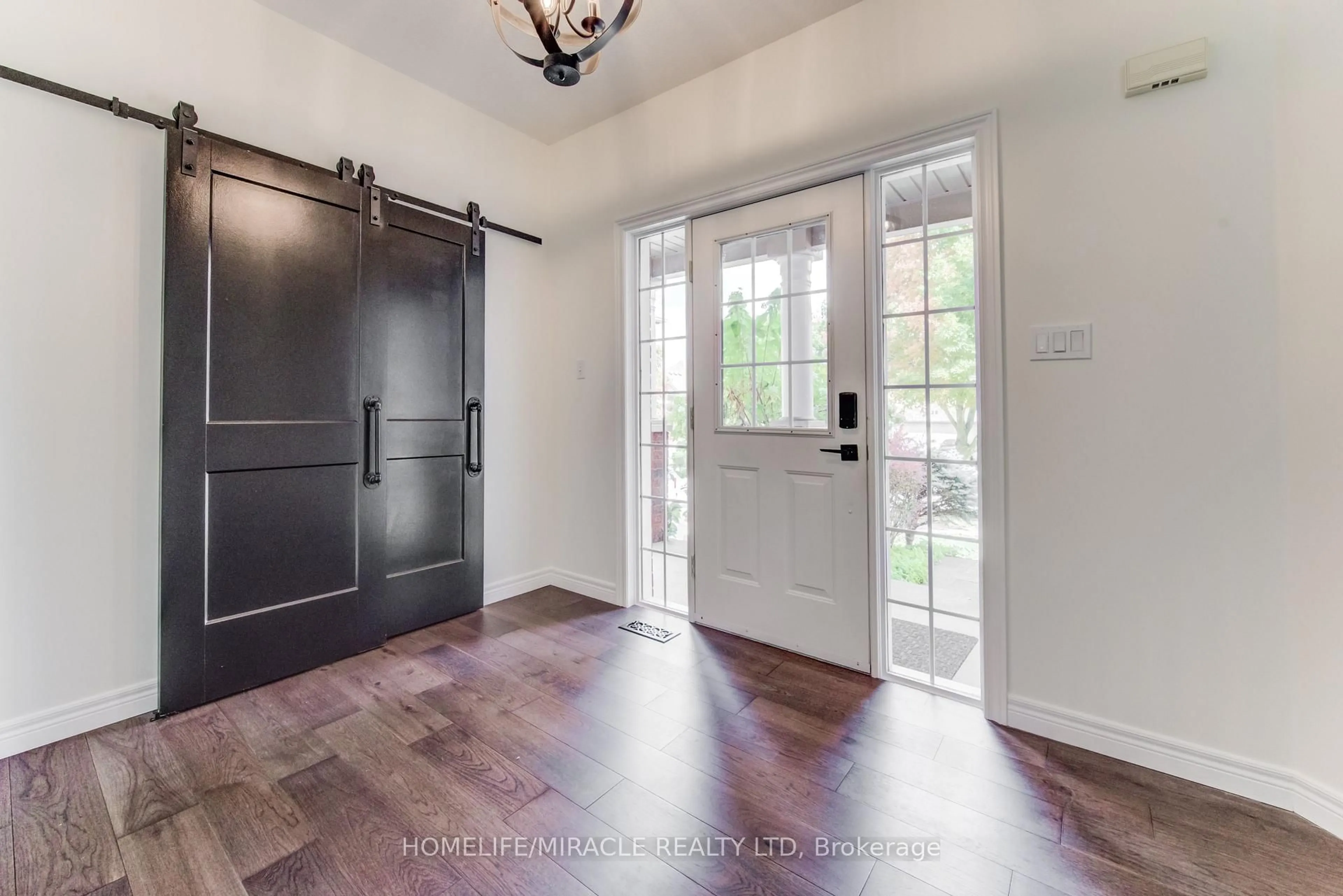 Indoor entryway for 124 Winding Wood Cres, Kitchener Ontario N2P 2L7