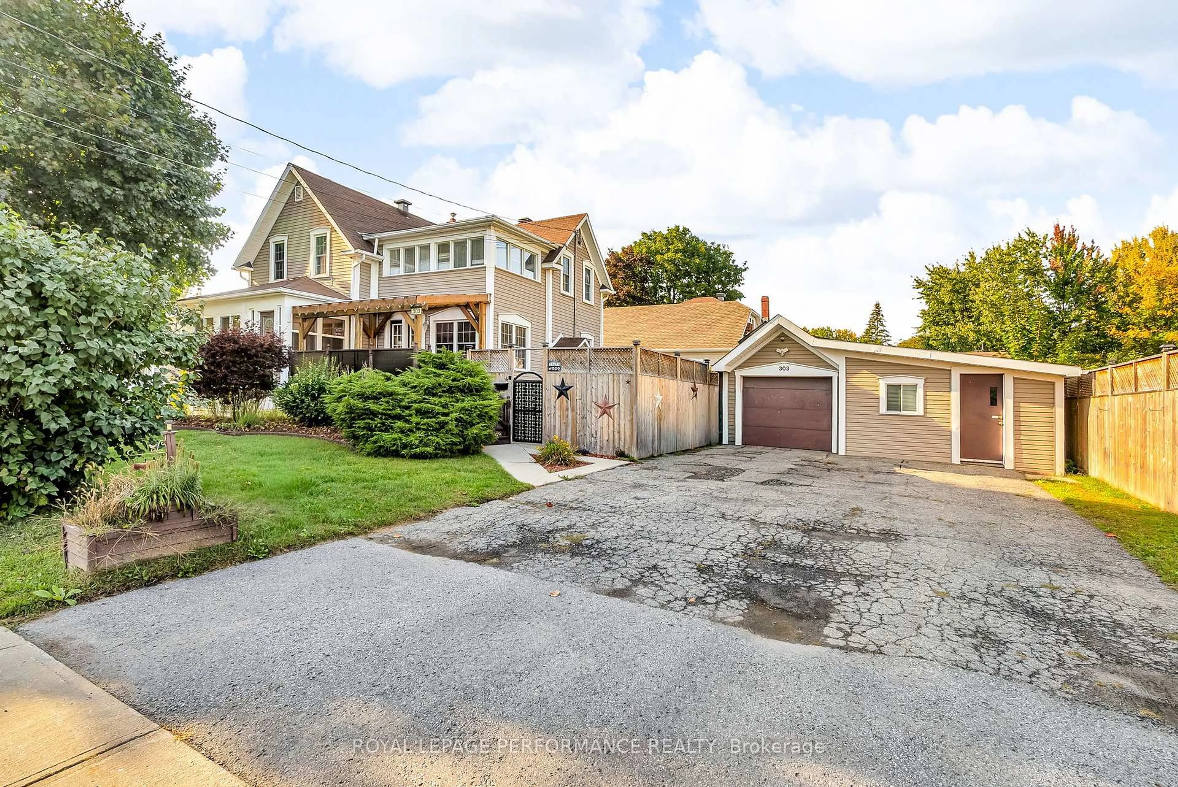 A pic from outside/outdoor area/front of a property/back of a property/a pic from drone, street for 303 Fifth St, Cornwall Ontario K6H 2L9