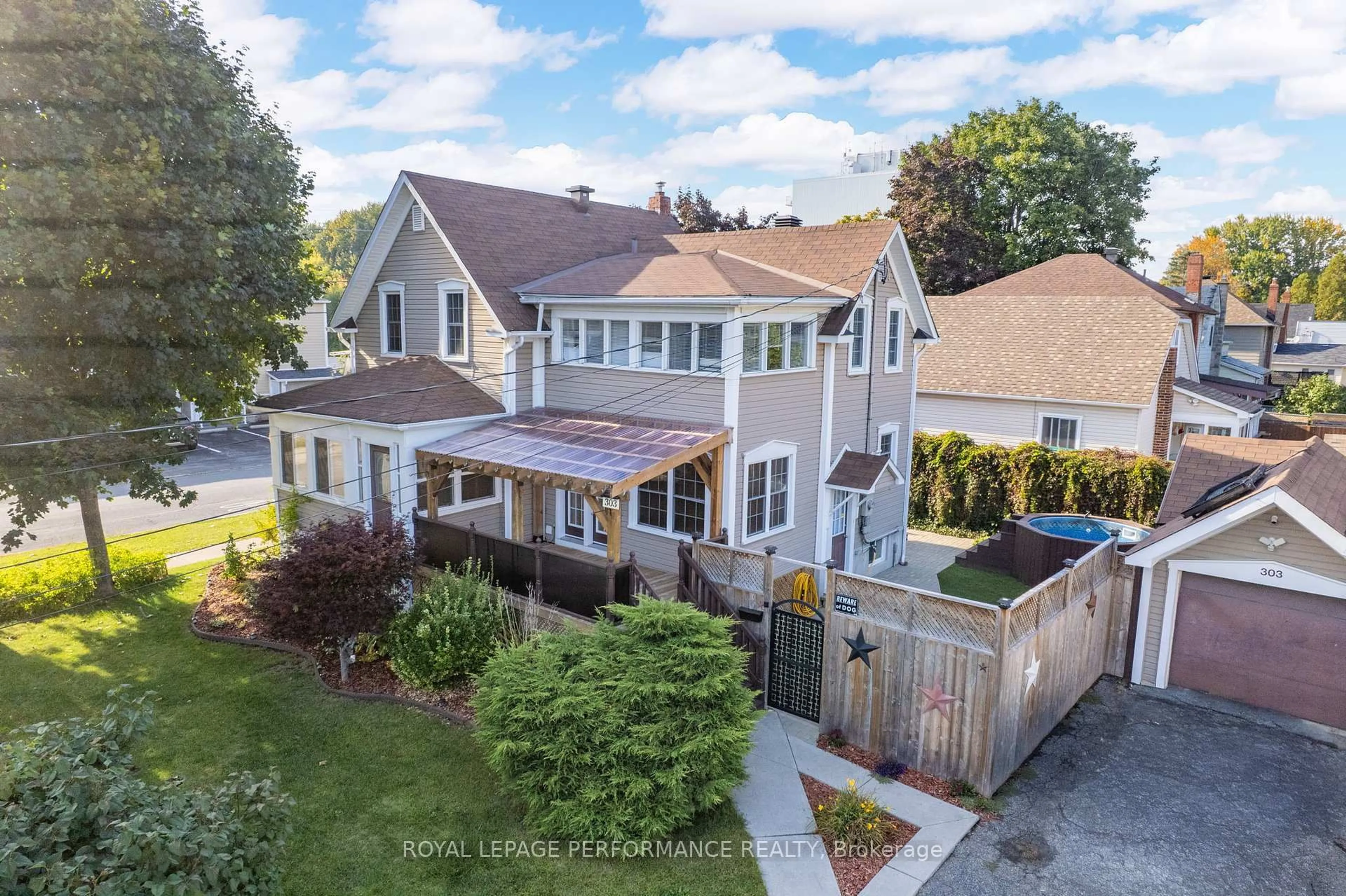 A pic from outside/outdoor area/front of a property/back of a property/a pic from drone, street for 303 Fifth St, Cornwall Ontario K6H 2L9