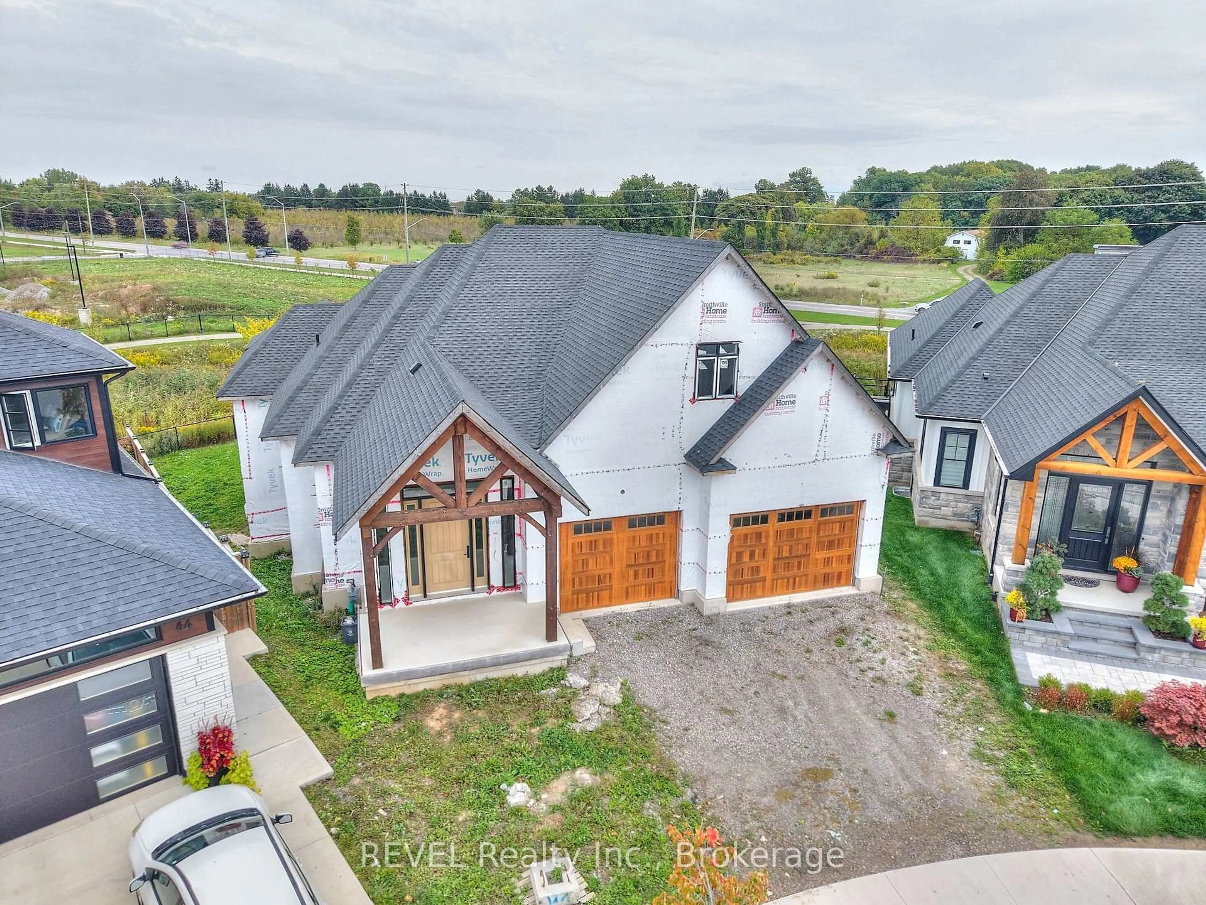 A pic from outside/outdoor area/front of a property/back of a property/a pic from drone, street for 62 BERGENSTEIN Cres, Pelham Ontario L2B 5N5