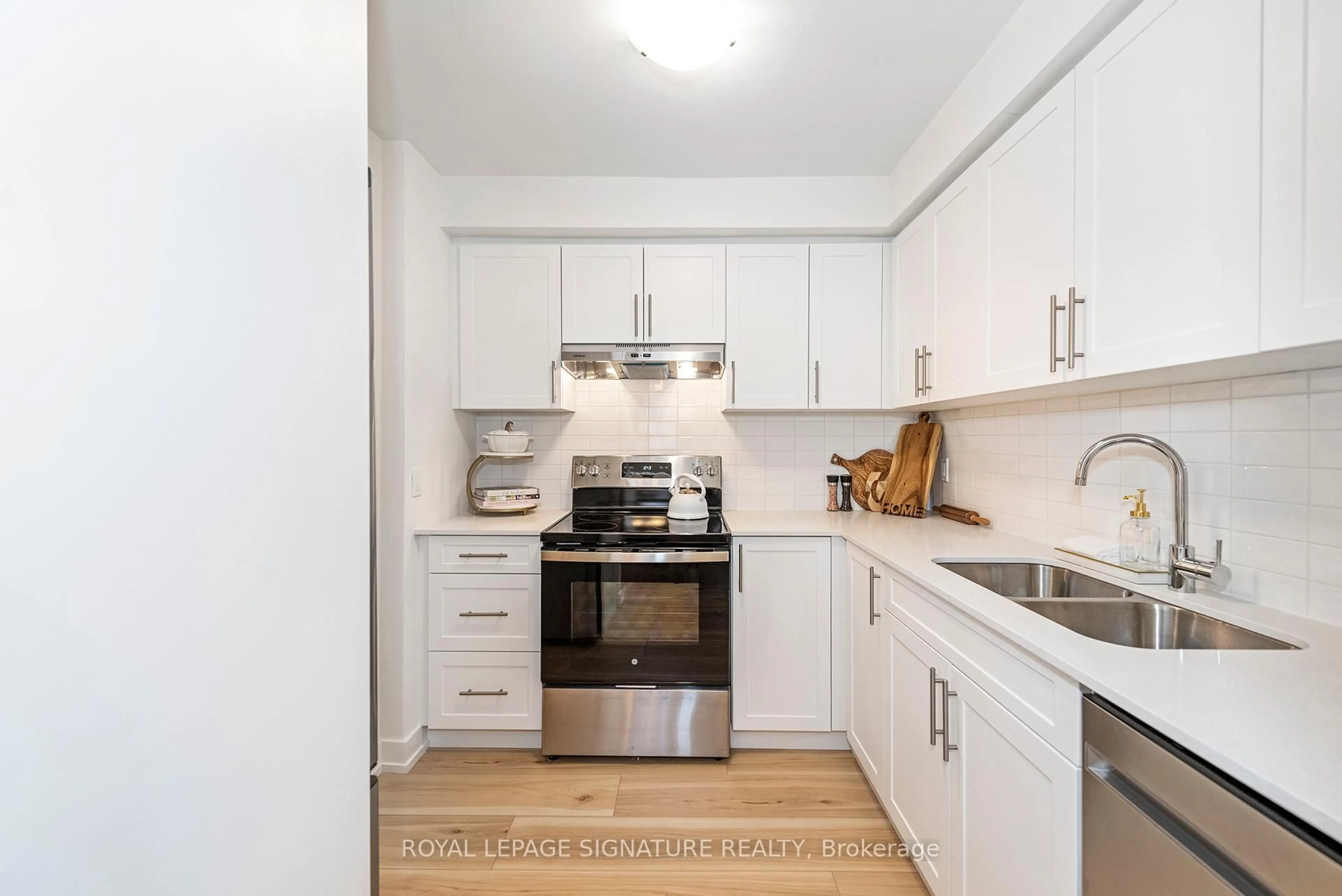 Standard kitchen, wood/laminate floor for 34-36 Delawana Dr, Hamilton Ontario L8E 1G4