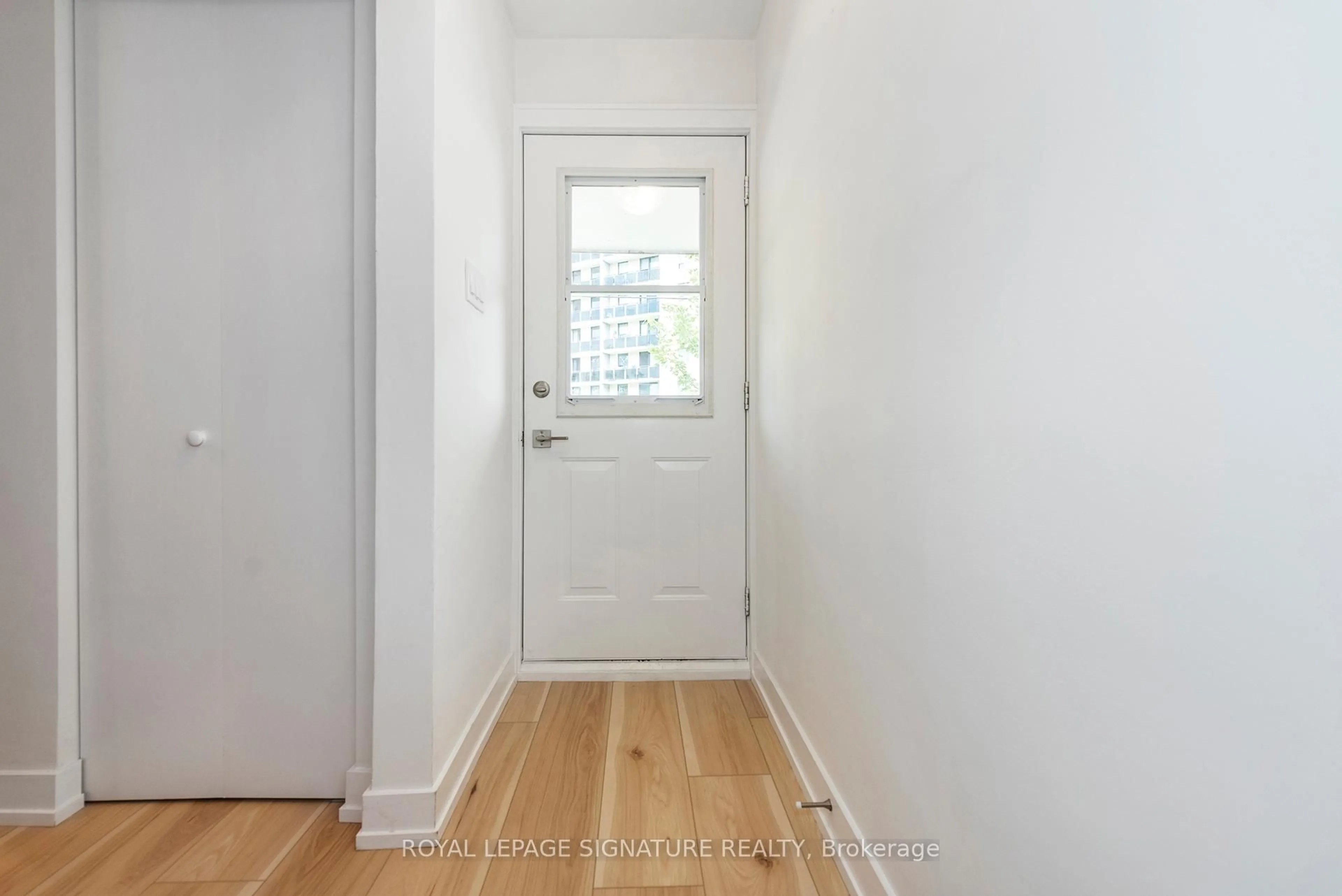 Indoor entryway for 34-36 Delawana Dr, Hamilton Ontario L8E 1G4