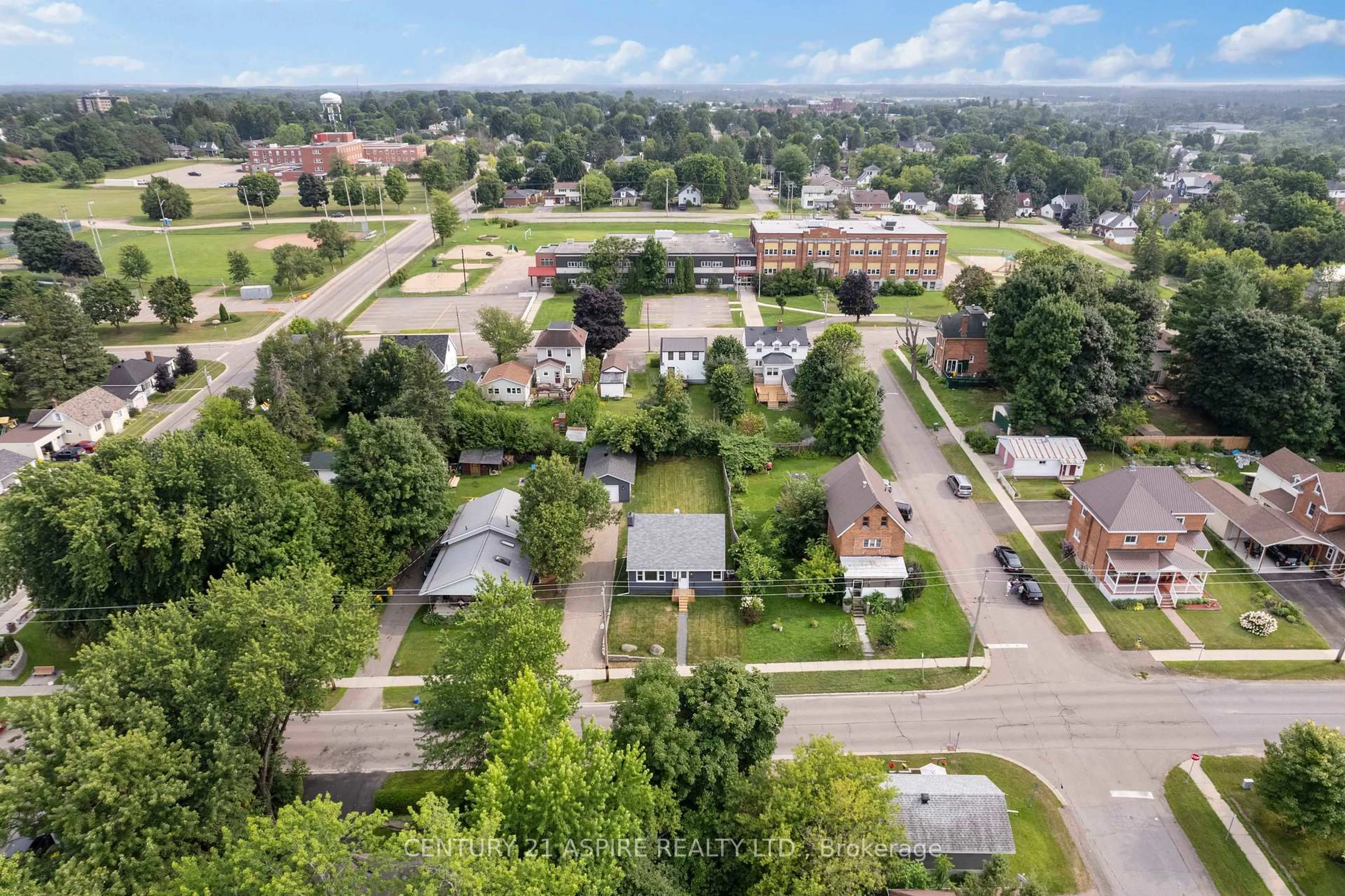 A pic from outside/outdoor area/front of a property/back of a property/a pic from drone, street for 332 Alfred St, Pembroke Ontario K8A 3A8