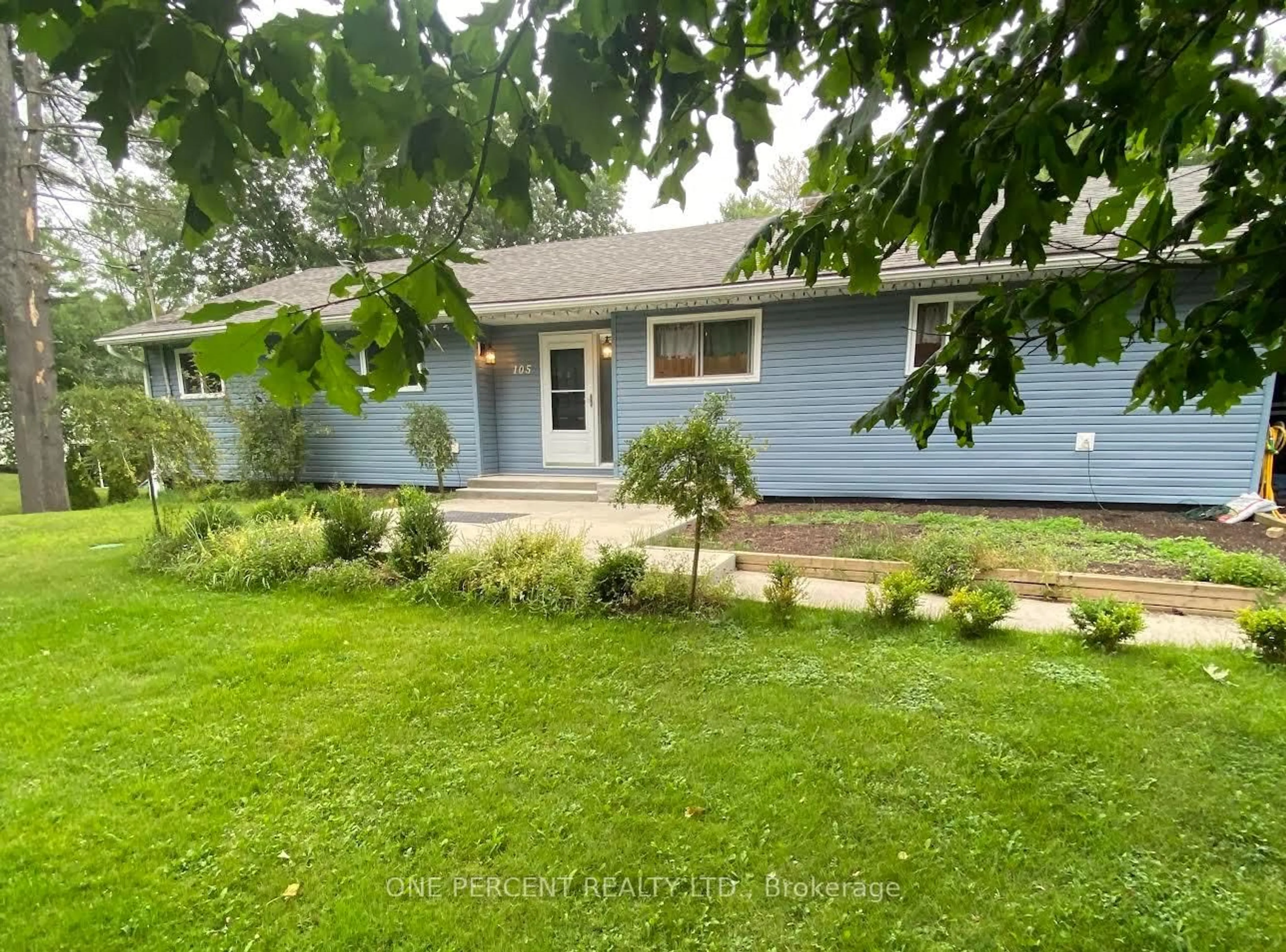 A pic from outside/outdoor area/front of a property/back of a property/a pic from drone, street for 105 Fredrick St, Bracebridge Ontario P1L 0A1