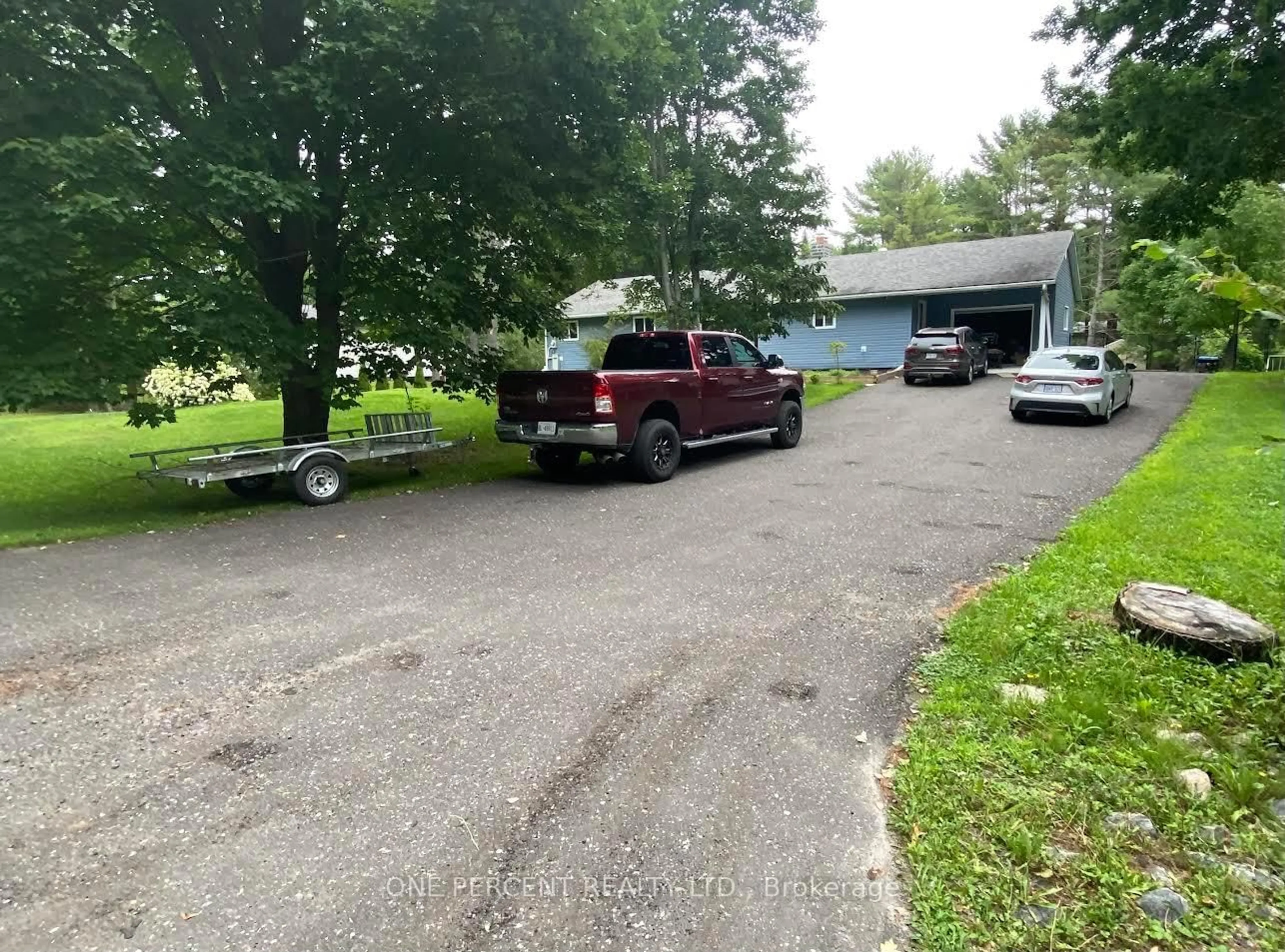 A pic from outside/outdoor area/front of a property/back of a property/a pic from drone, street for 105 Fredrick St, Bracebridge Ontario P1L 0A1