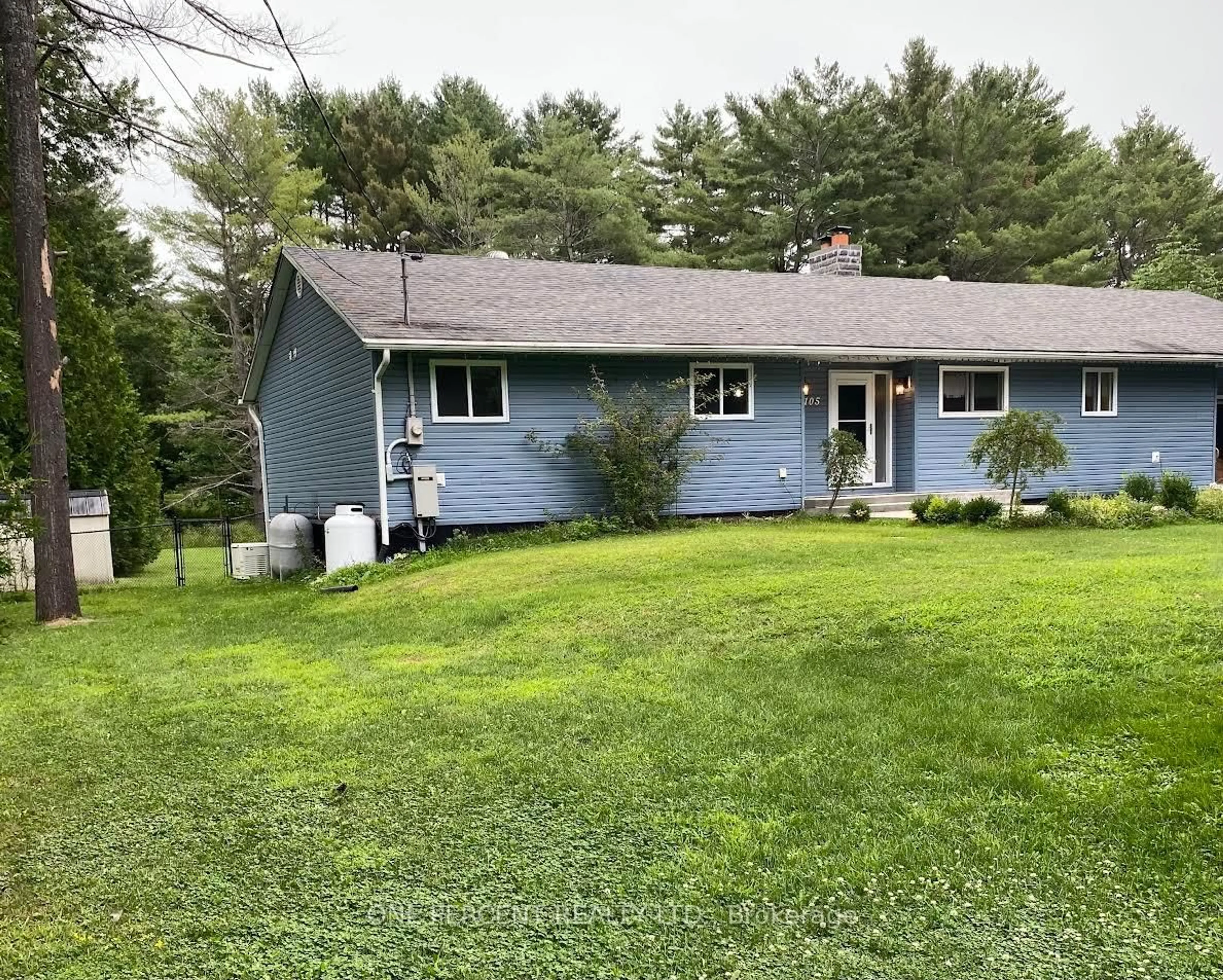 A pic from outside/outdoor area/front of a property/back of a property/a pic from drone, unknown for 105 Fredrick St, Bracebridge Ontario P1L 0A1