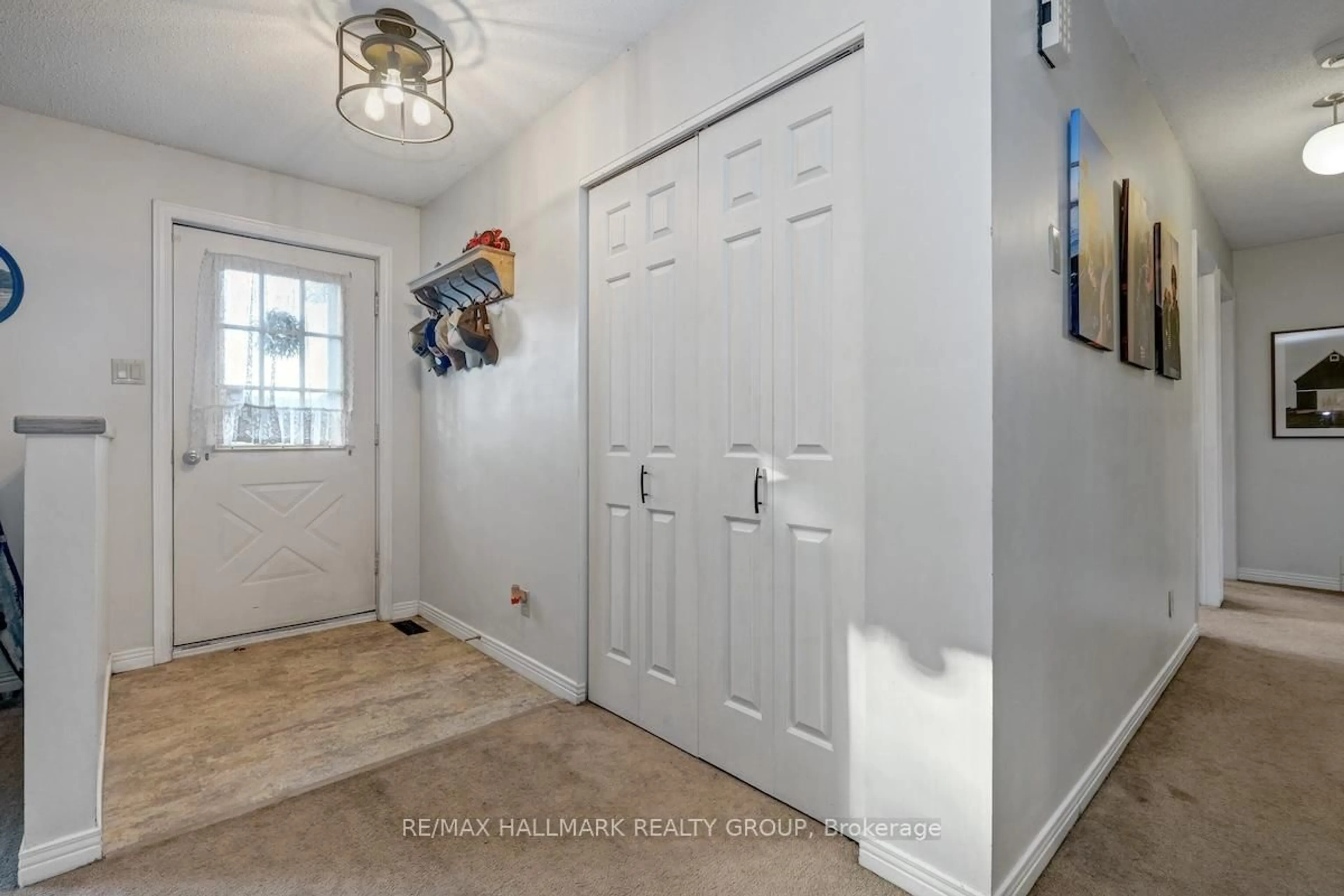 Indoor entryway for 20 HILLTOP Cres, North Grenville Ontario K0G 1J0