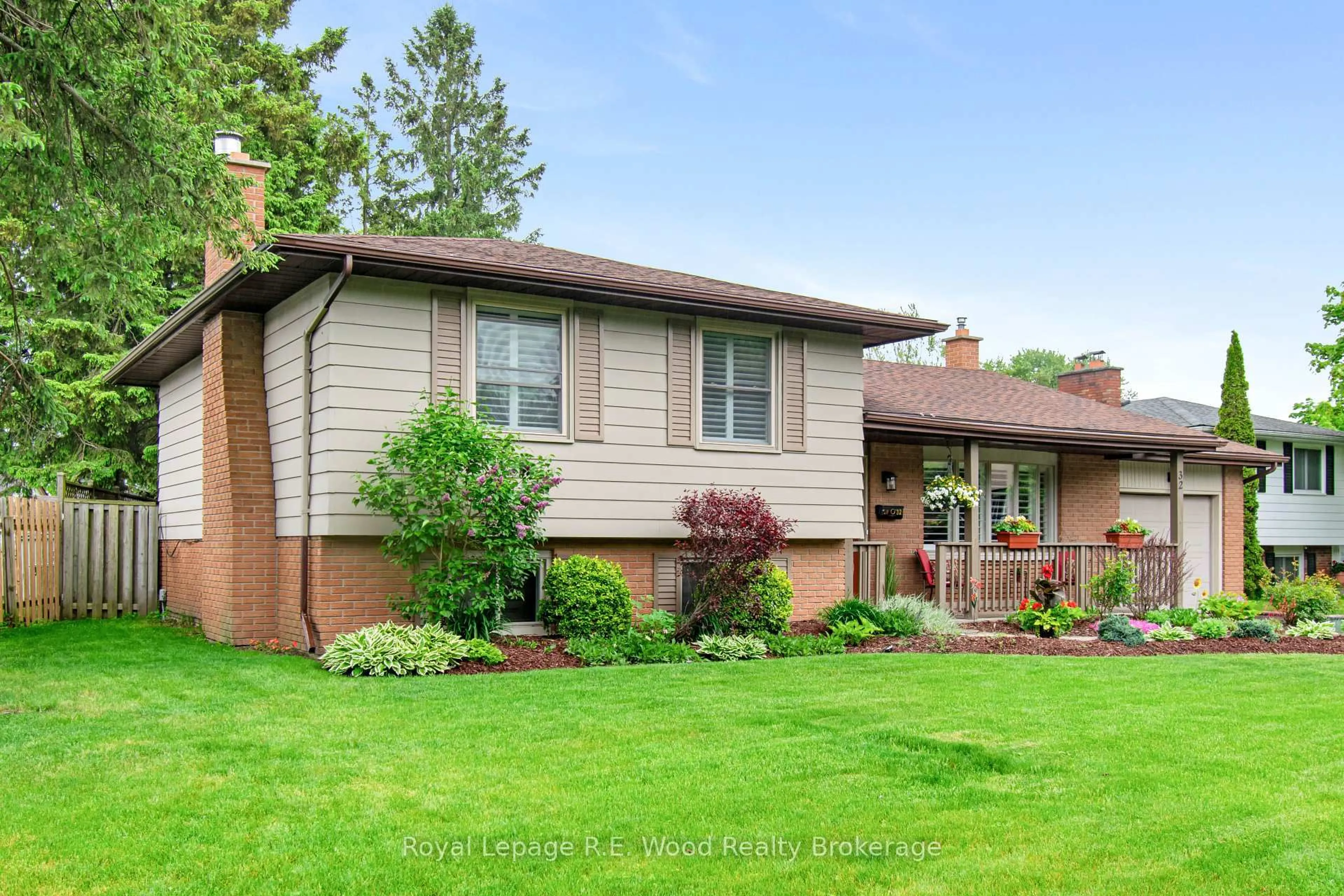 Home with brick exterior material, street for 32 Devon Crt, Tillsonburg Ontario N4G 4K6