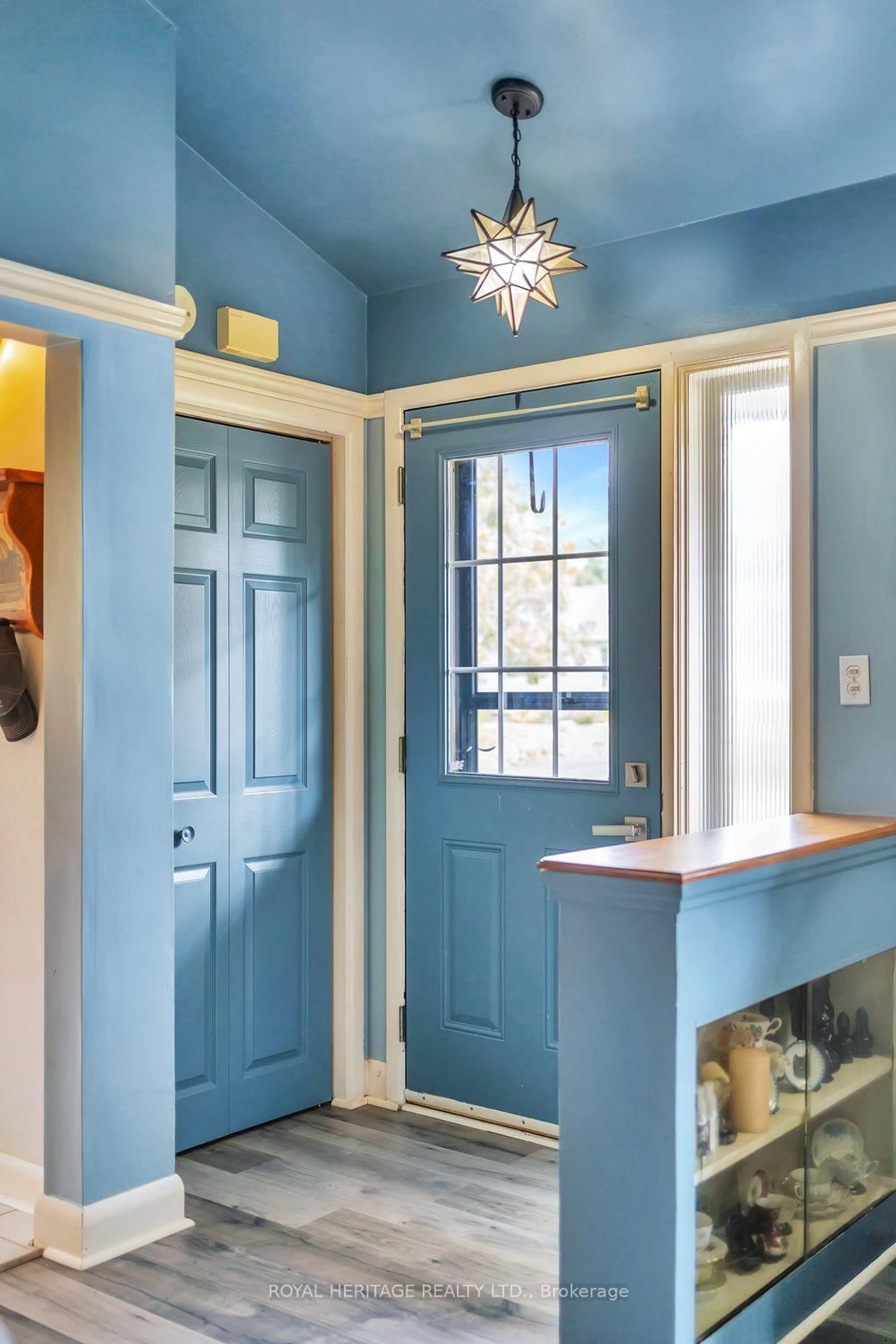 Indoor entryway for 32 Glen Rd, Belleville Ontario K8P 4G1