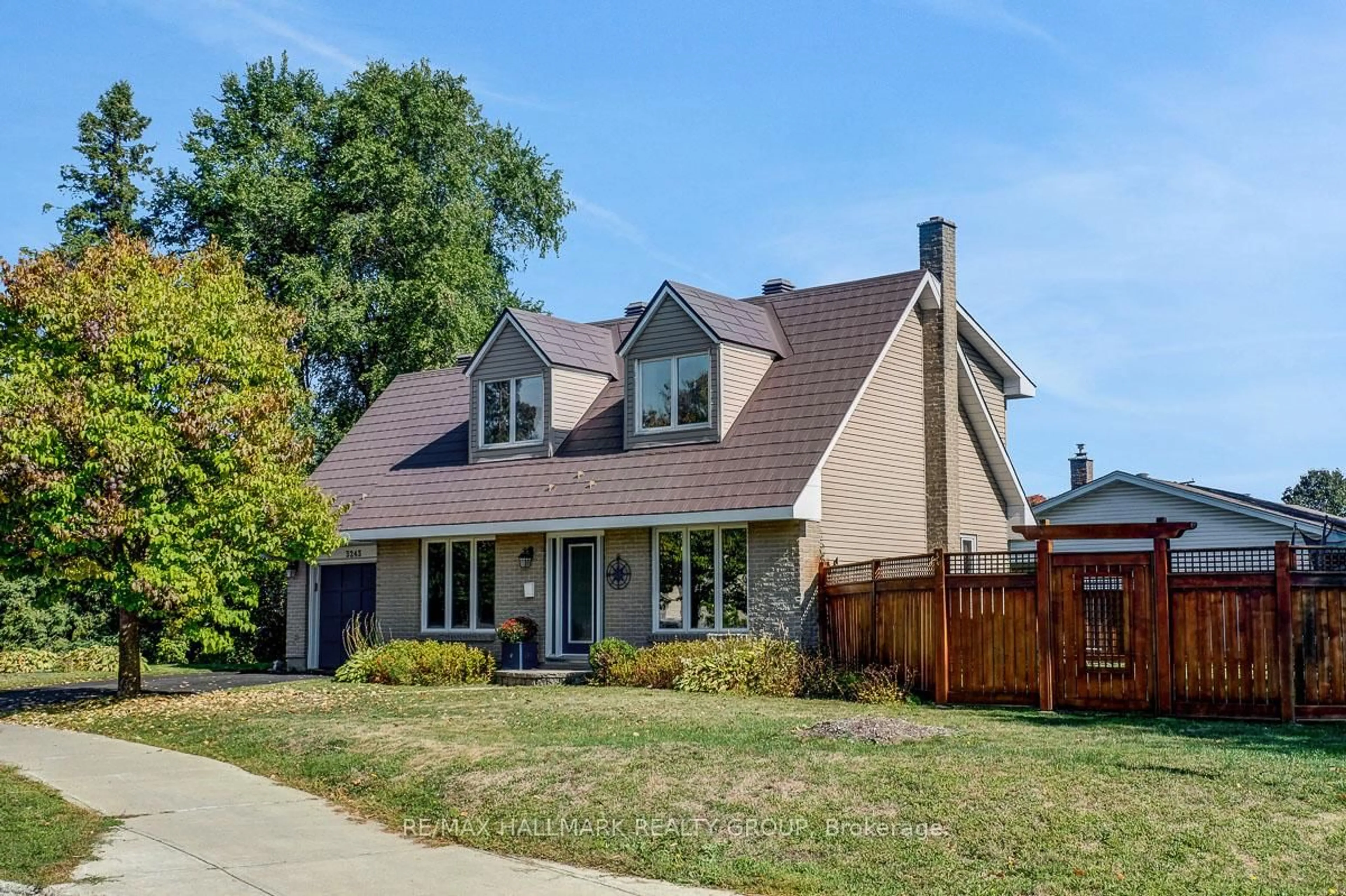 Home with vinyl exterior material, street for 3243 Southgate Rd, Ottawa Ontario K1V 7Y2