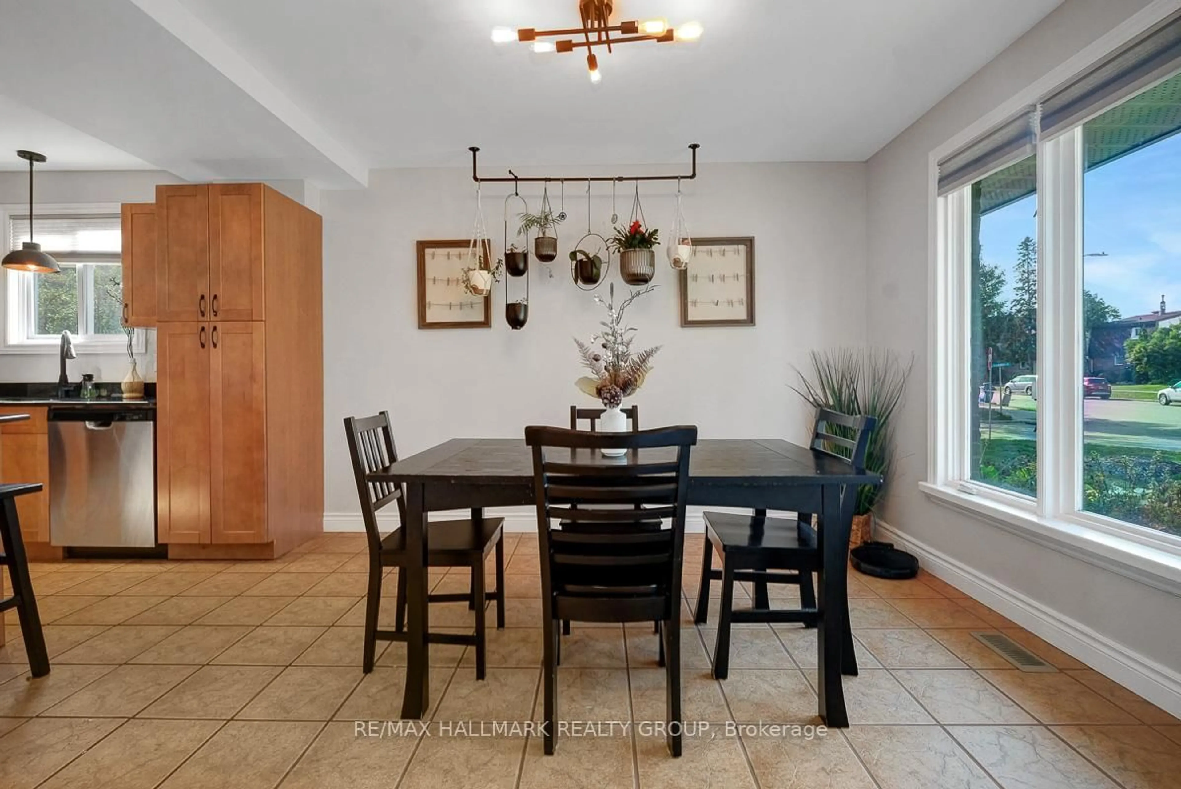 Dining room, ceramic/tile floor for 3243 Southgate Rd, Ottawa Ontario K1V 7Y2