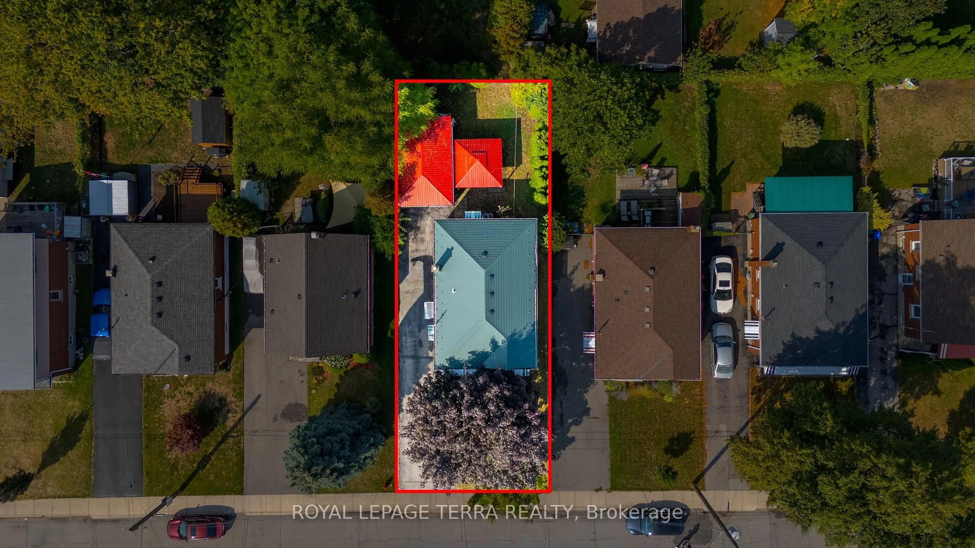 A pic from outside/outdoor area/front of a property/back of a property/a pic from drone, street for 278 East 34th St, Hamilton Ontario L8V 3W9