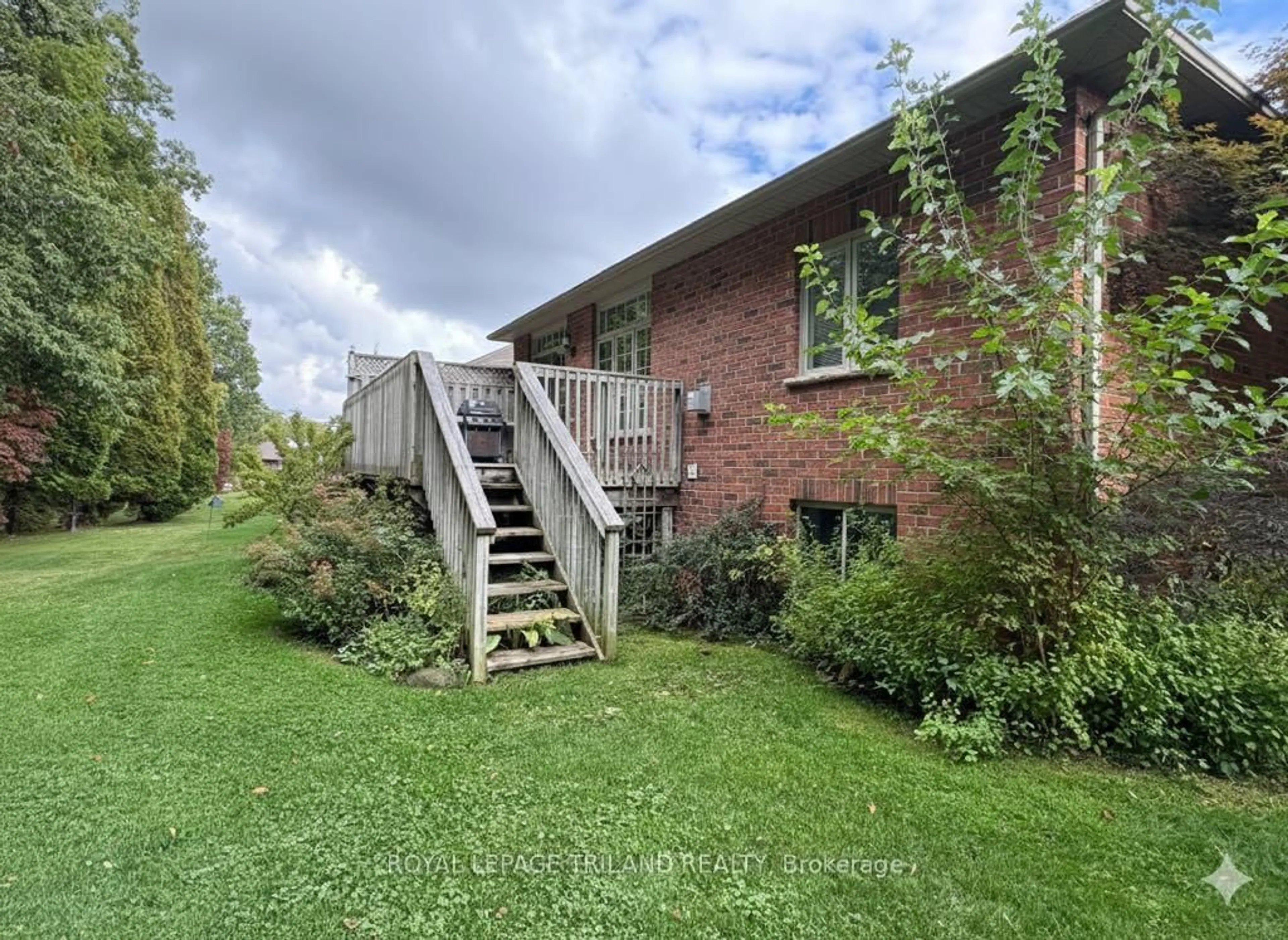 A pic from outside/outdoor area/front of a property/back of a property/a pic from drone, unknown for 10 Cadeau Terr #7, London South Ontario N6K 4X5