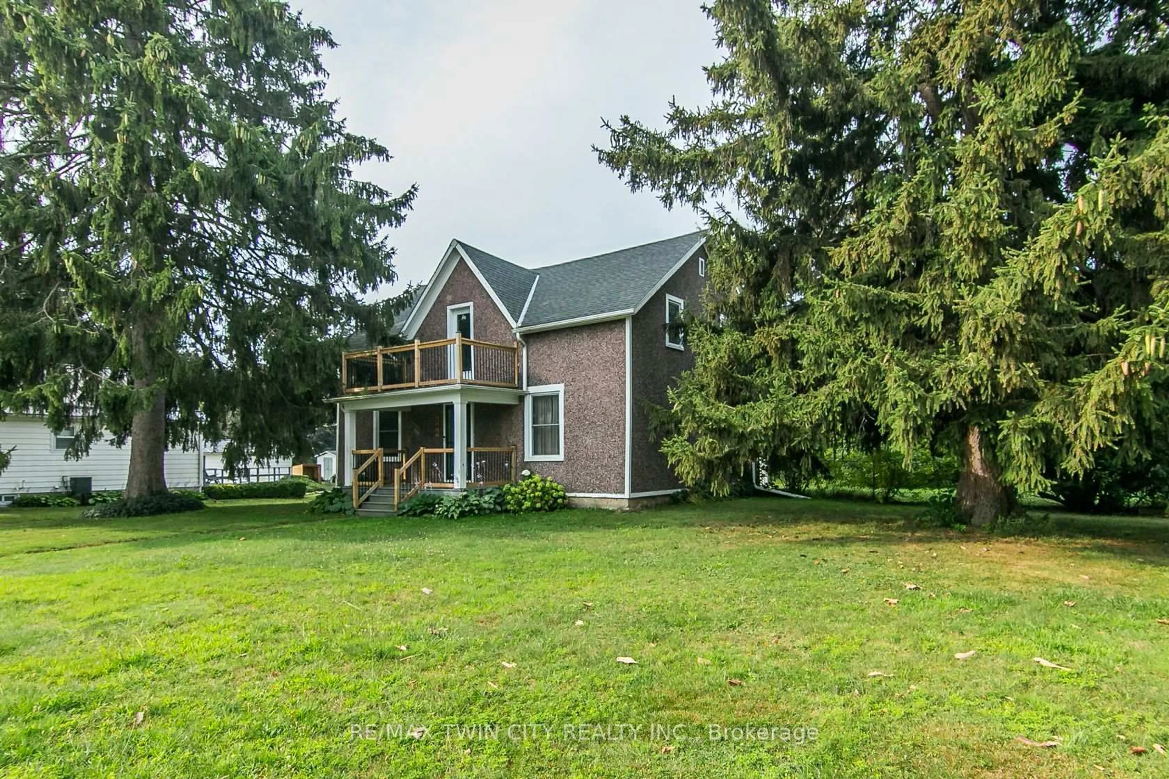 A pic from outside/outdoor area/front of a property/back of a property/a pic from drone, water/lake/river/ocean view for 346 Wellington St, Ingersoll Ontario N5C 1T4