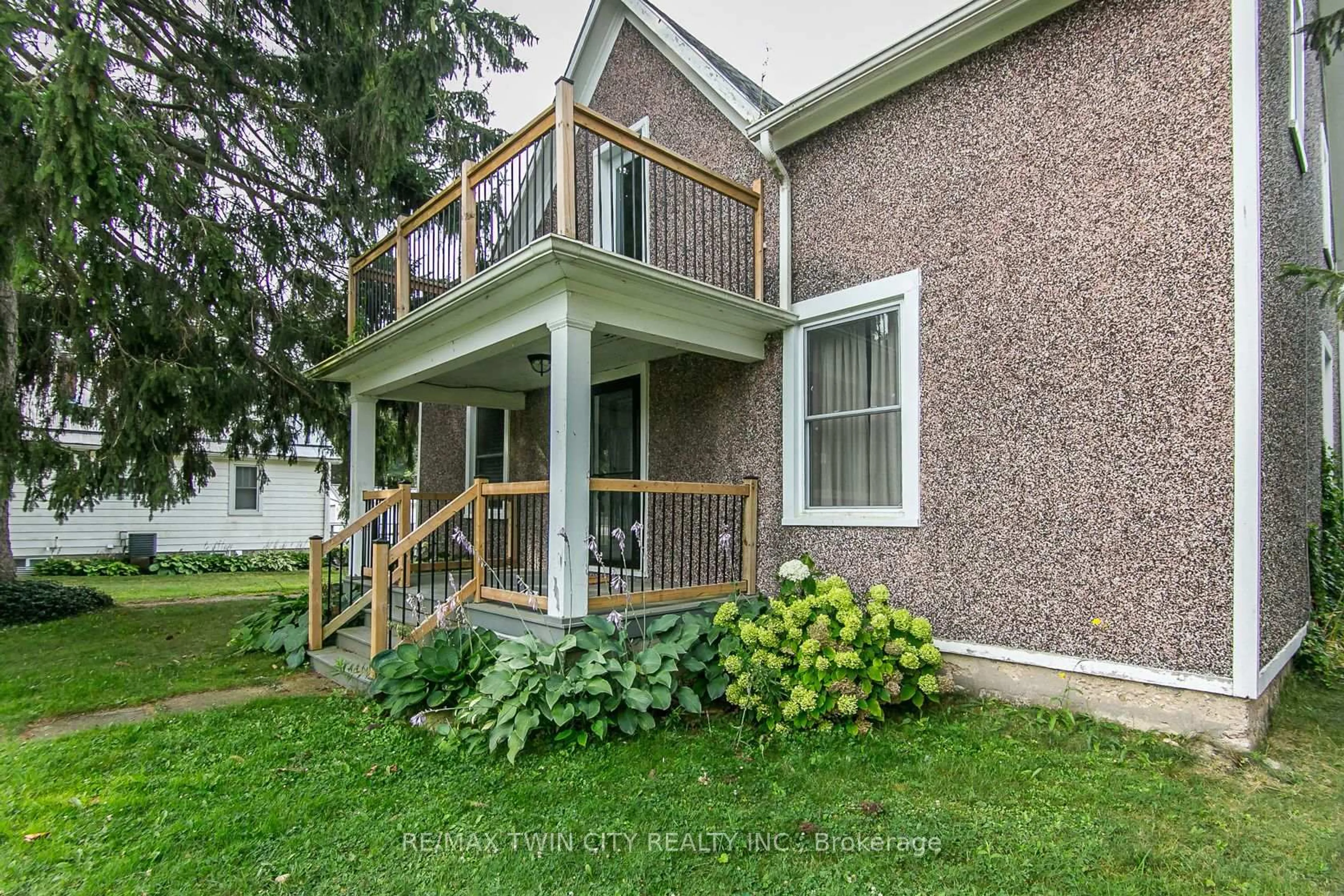 Patio, unknown for 346 Wellington St, Ingersoll Ontario N5C 1T4