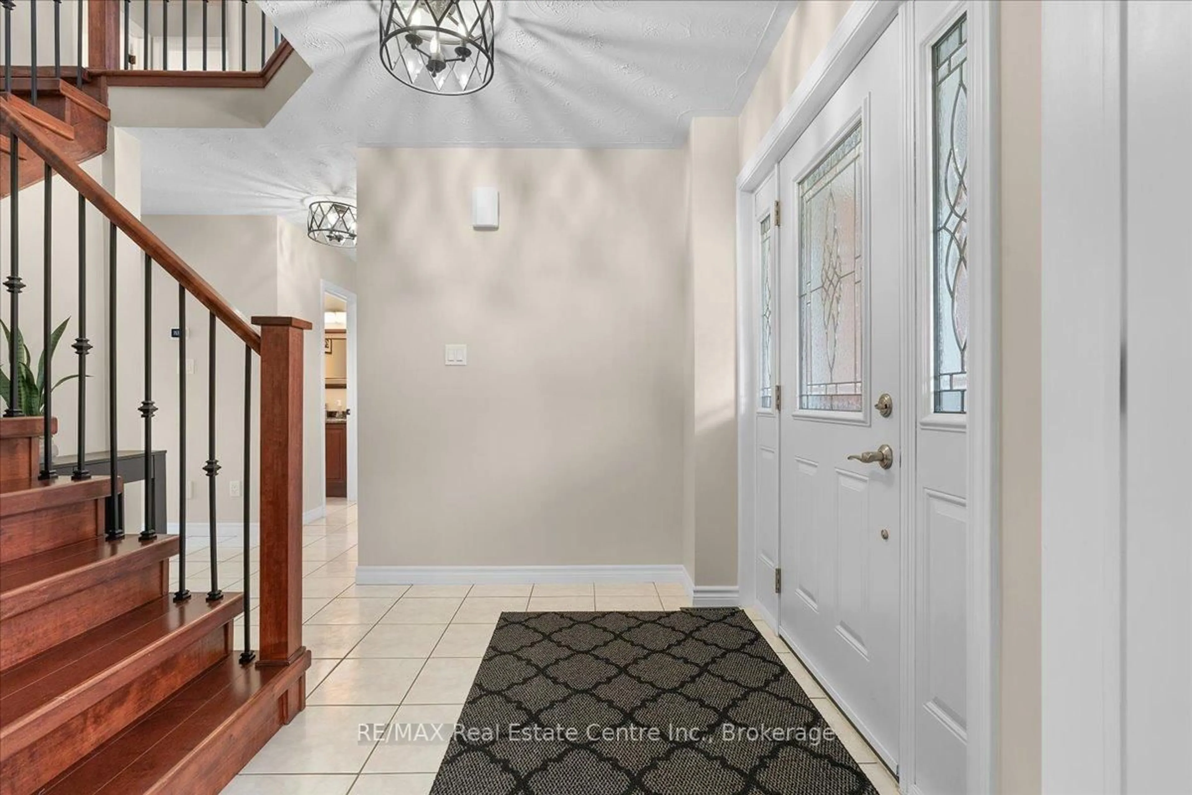 Indoor entryway for 44 Tami Crt, Kitchener Ontario N2B 3V2