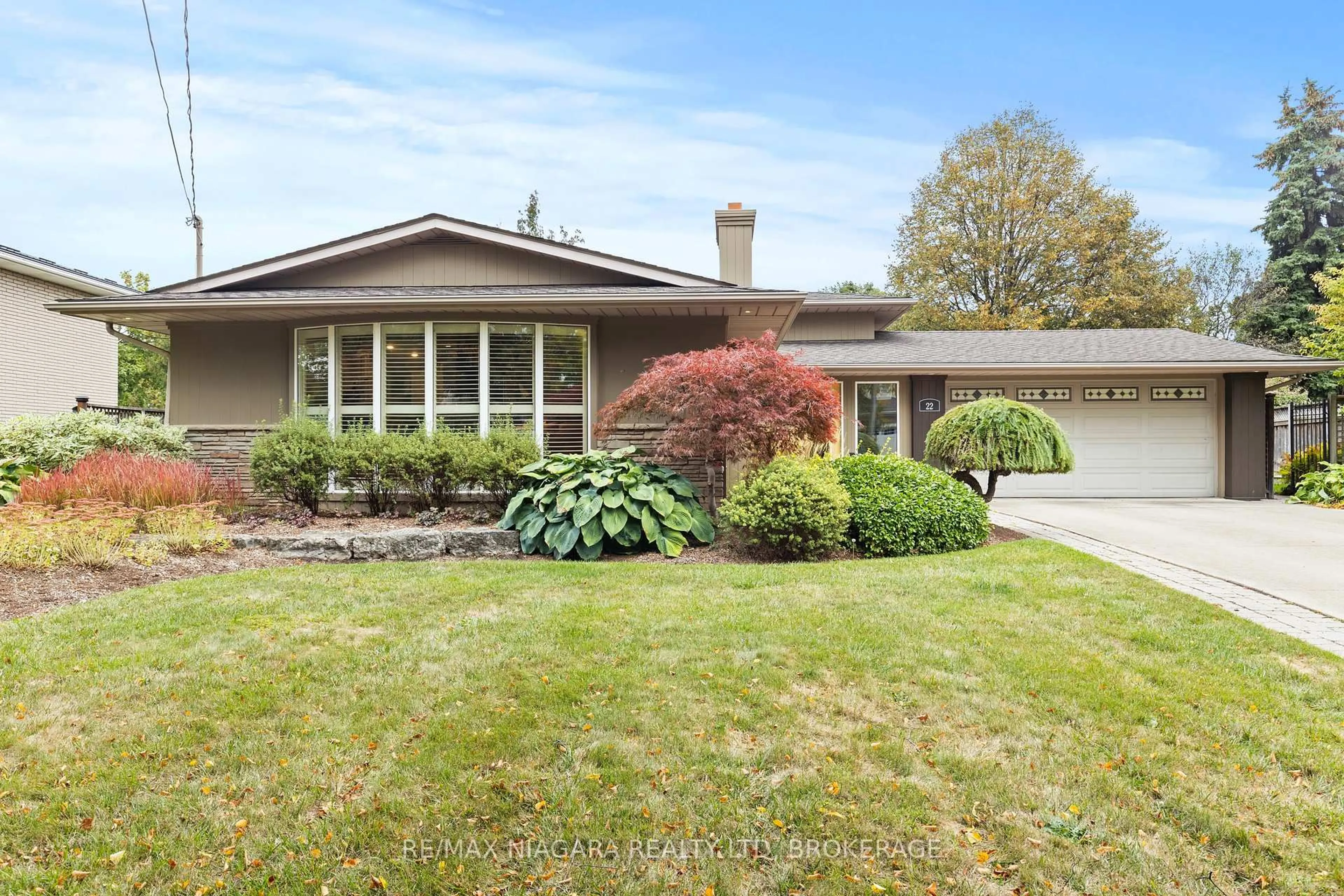 Home with brick exterior material, street for 22 Royal York Rd, St. Catharines Ontario L2N 2N6