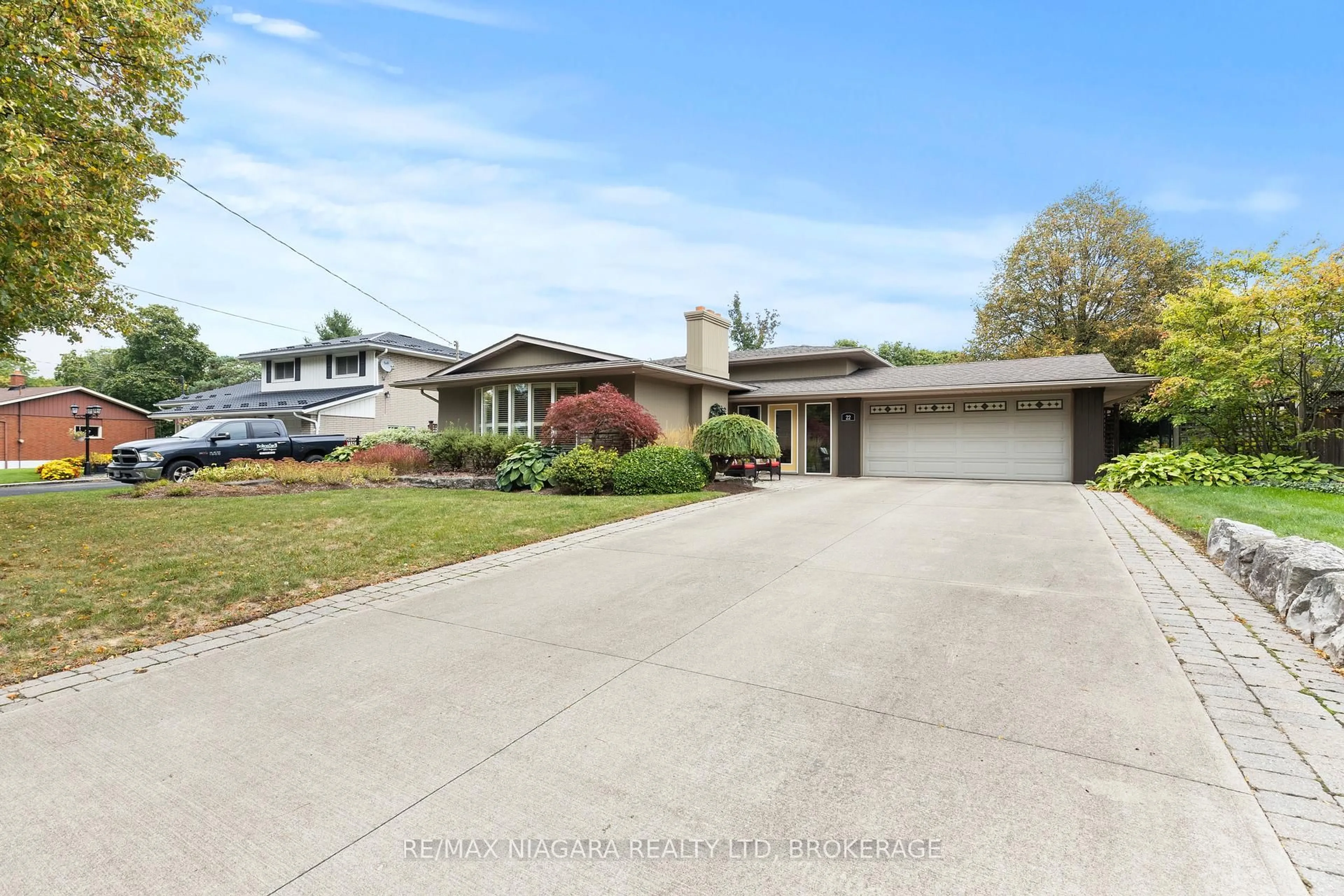 A pic from outside/outdoor area/front of a property/back of a property/a pic from drone, street for 22 Royal York Rd, St. Catharines Ontario L2N 2N6