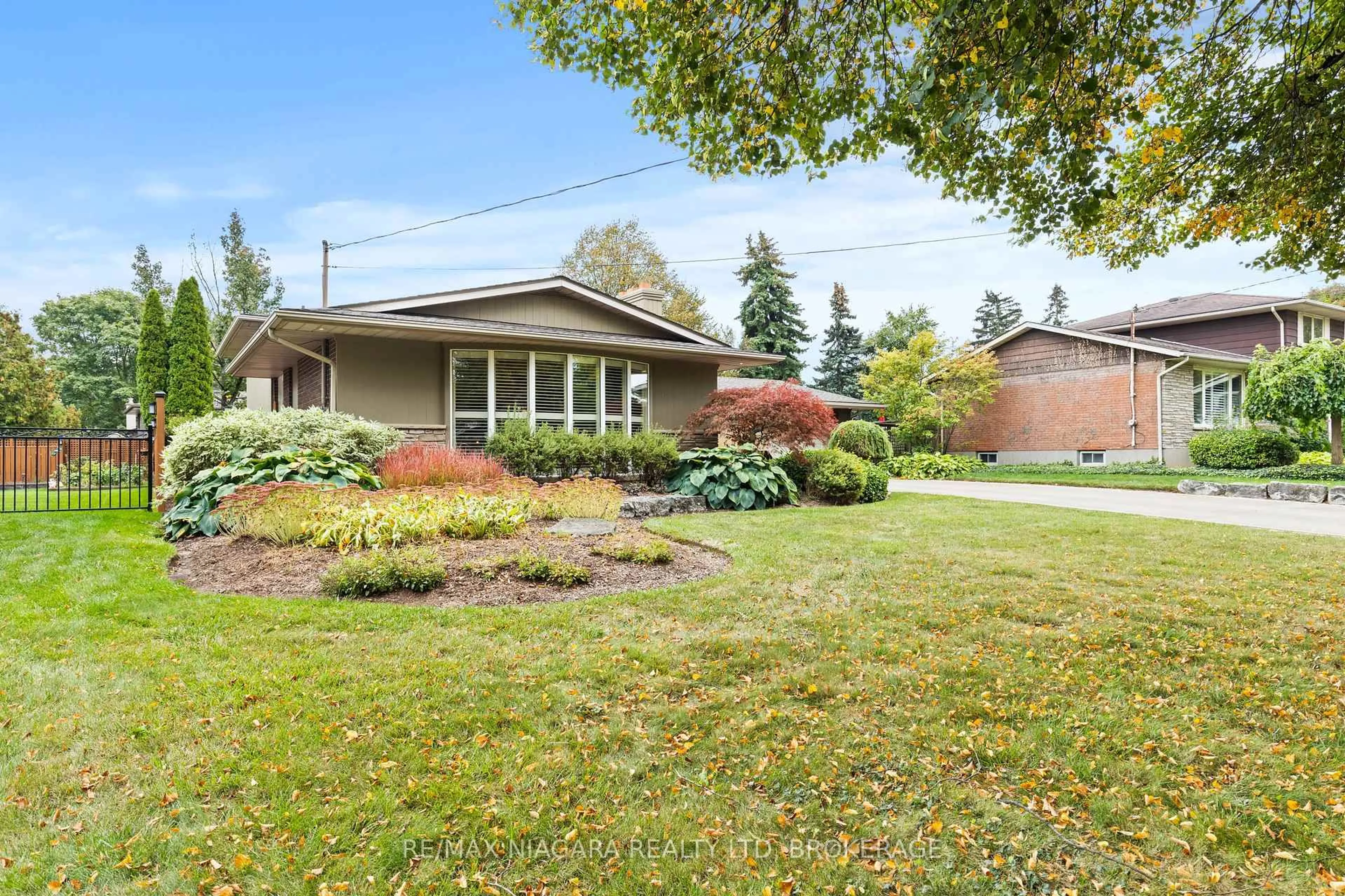 Home with brick exterior material, street for 22 Royal York Rd, St. Catharines Ontario L2N 2N6