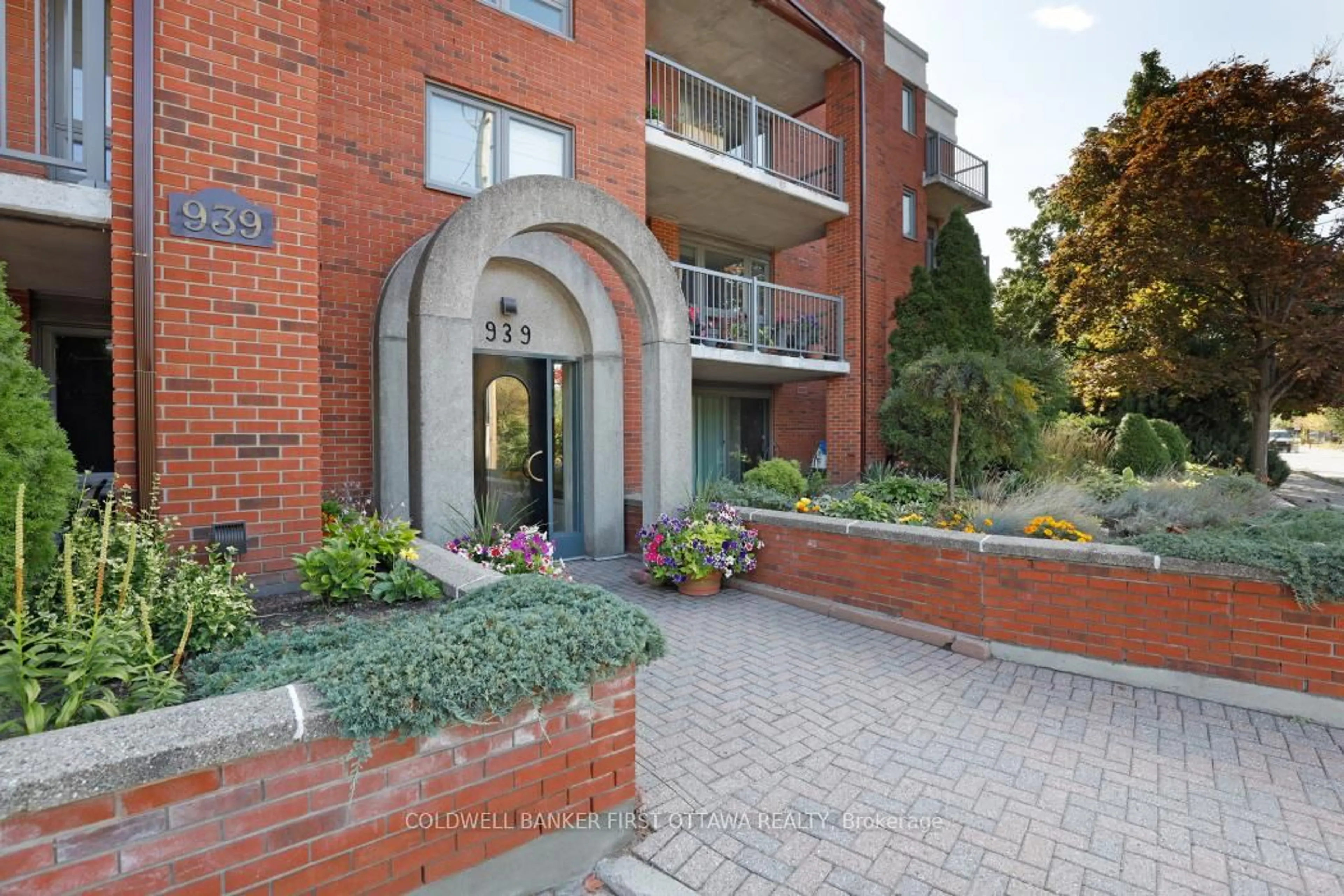 Unknown for 939 North River Rd #303, Ottawa Ontario K1K 3V2