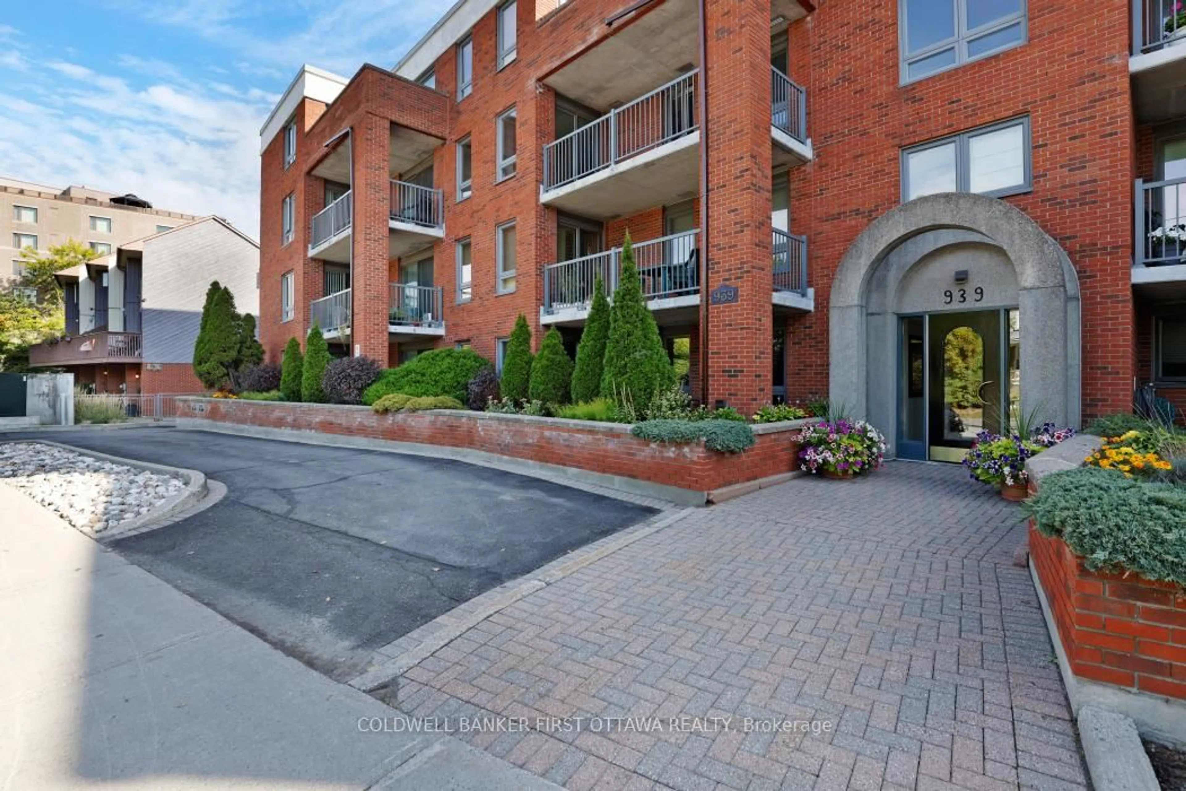 Unknown for 939 North River Rd #303, Ottawa Ontario K1K 3V2