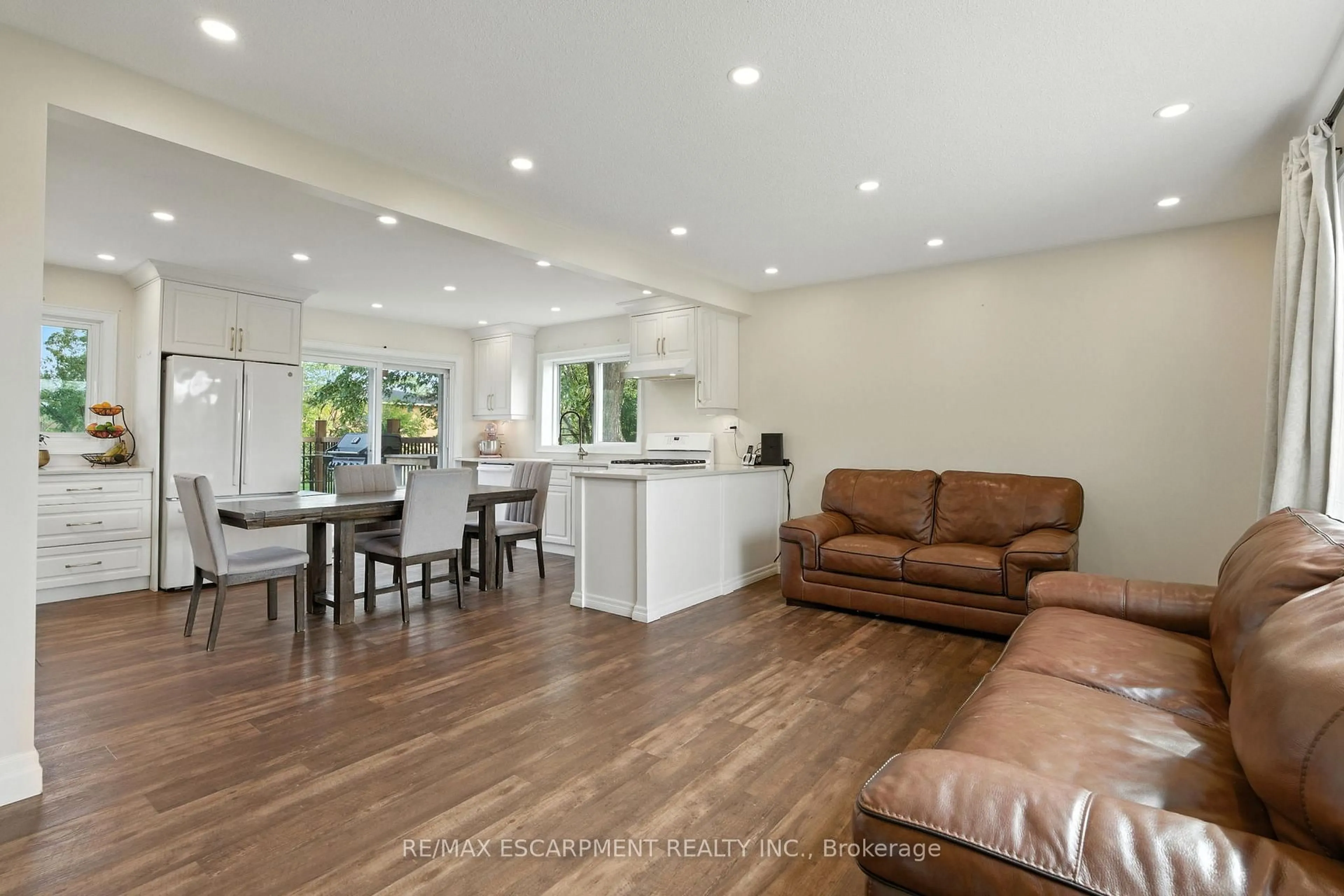 Open concept kitchen, unknown for 293 Regional Rd 20, Hamilton Ontario L8J 3H4