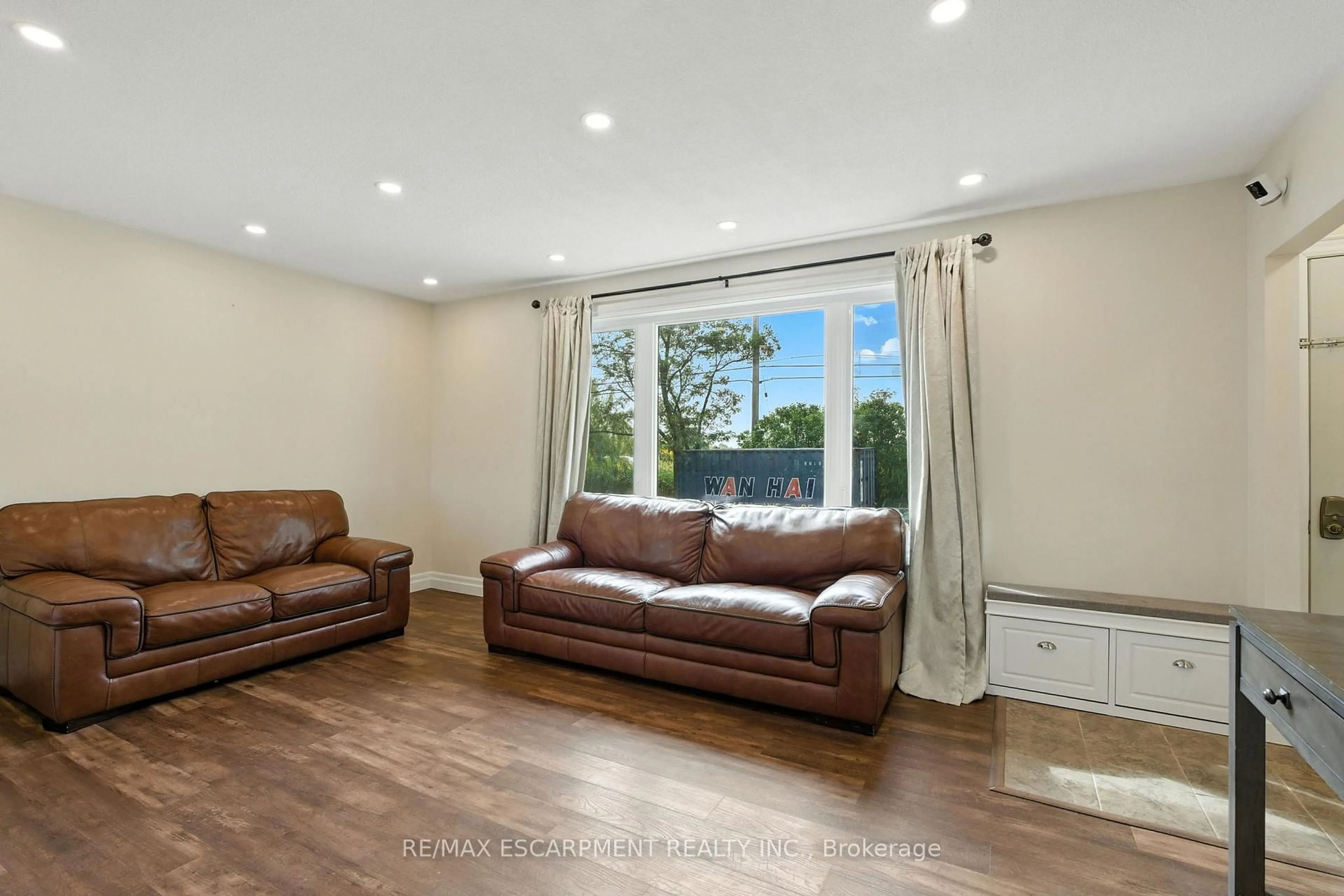 Living room with furniture, unknown for 293 Regional Rd 20, Hamilton Ontario L8J 3H4