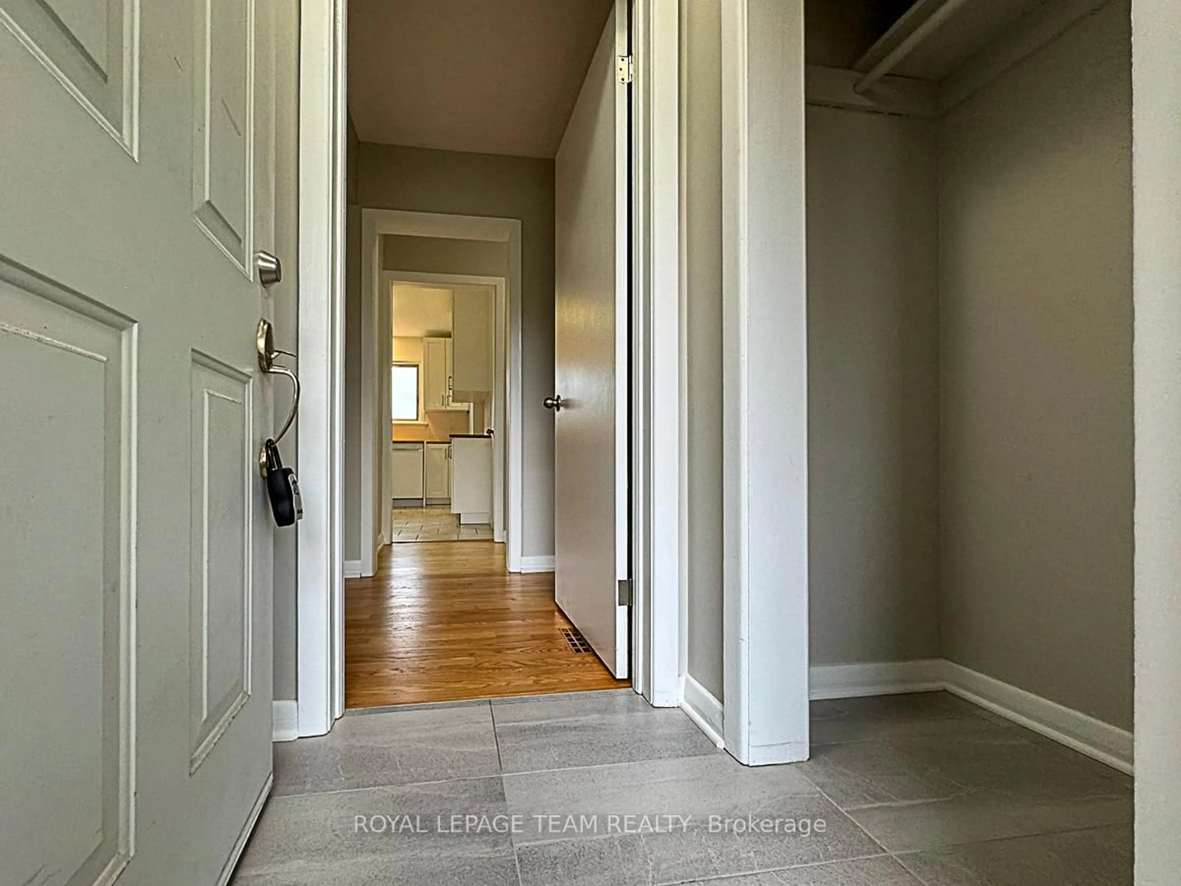 Indoor entryway for 70 Crownhill St, Ottawa Ontario K1J 7K8