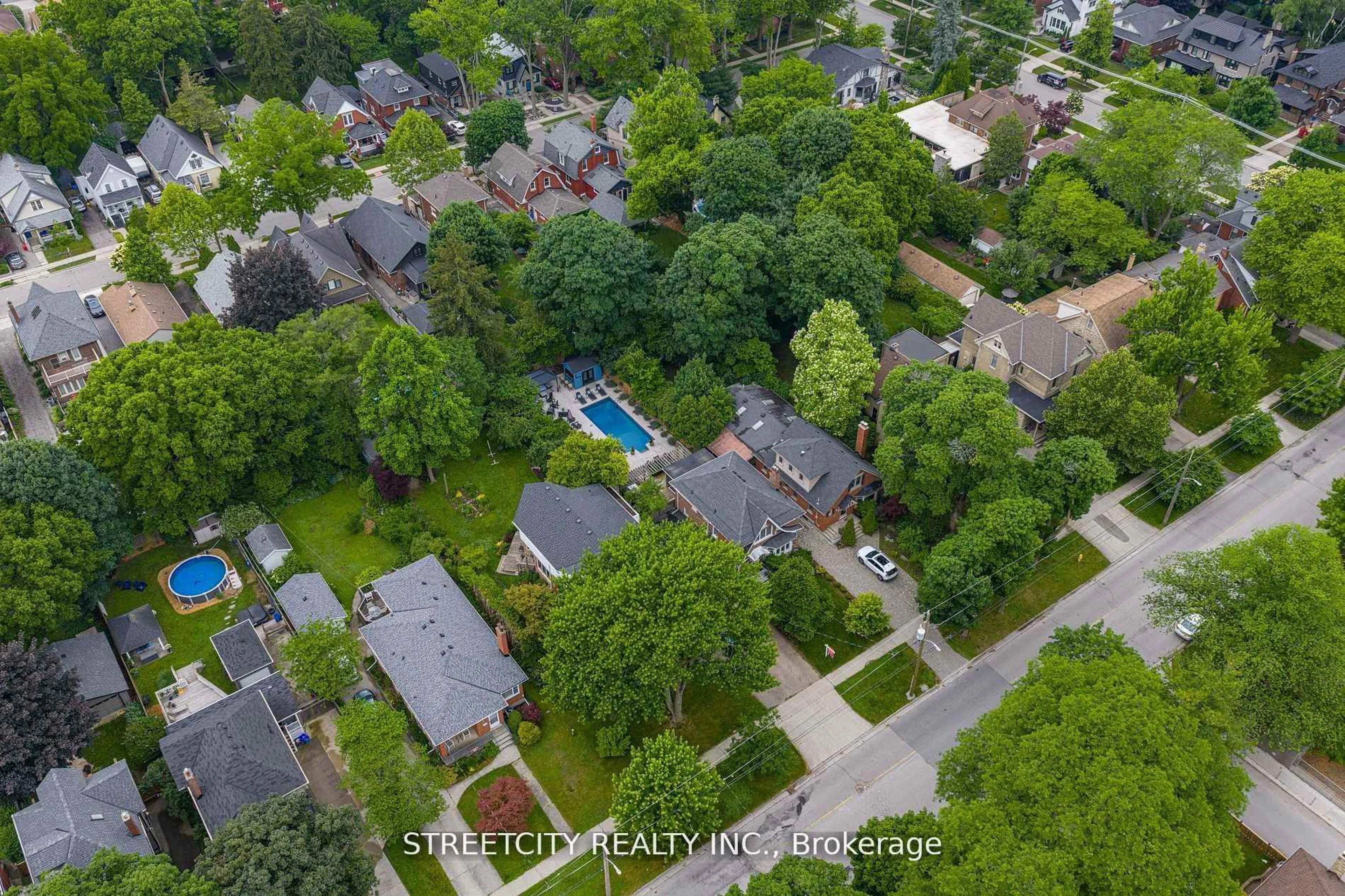 A pic from outside/outdoor area/front of a property/back of a property/a pic from drone, street for 931 Waterloo St, London East Ontario N6A 3X2