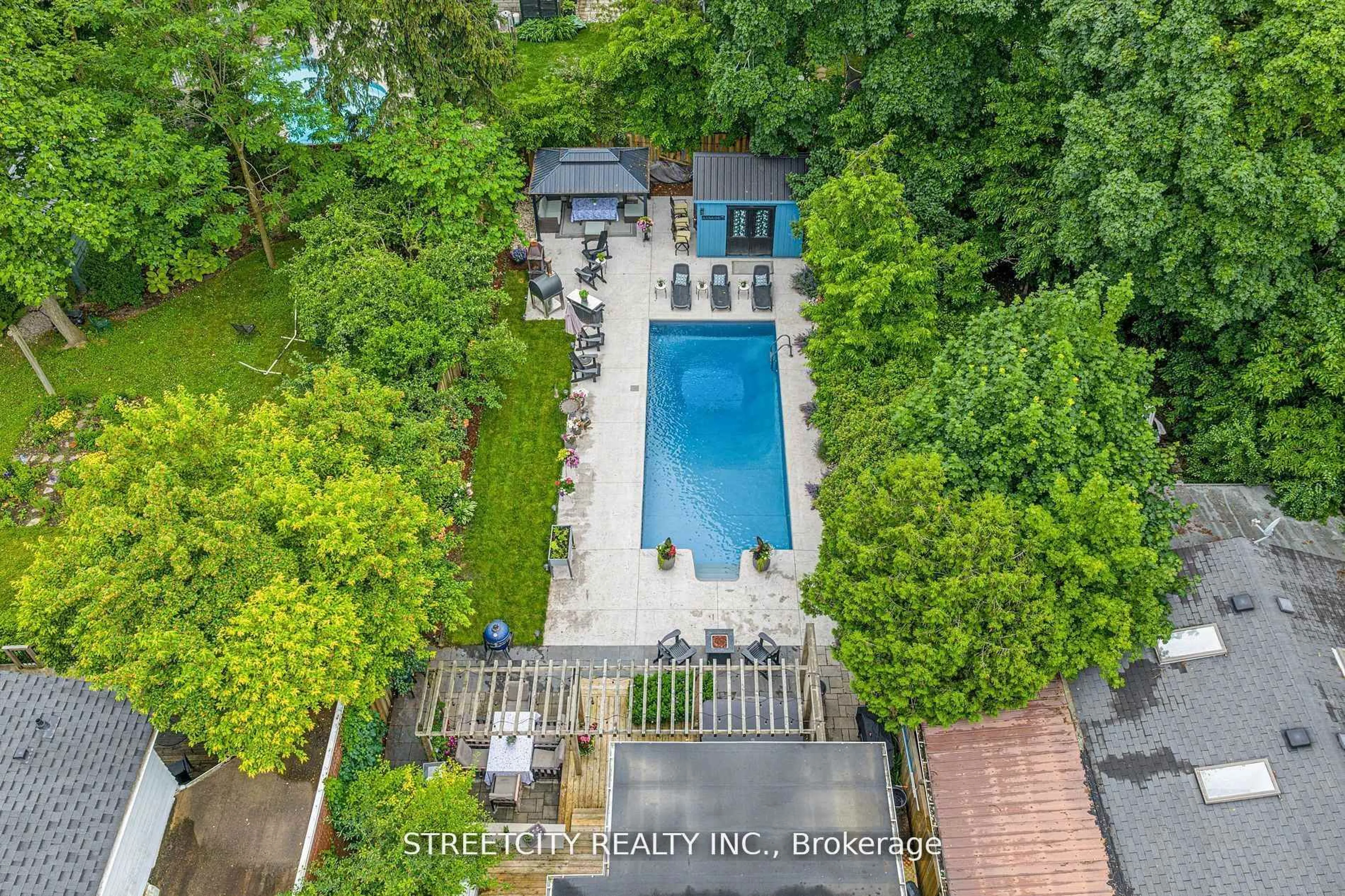 A pic from outside/outdoor area/front of a property/back of a property/a pic from drone, street for 931 Waterloo St, London East Ontario N6A 3X2