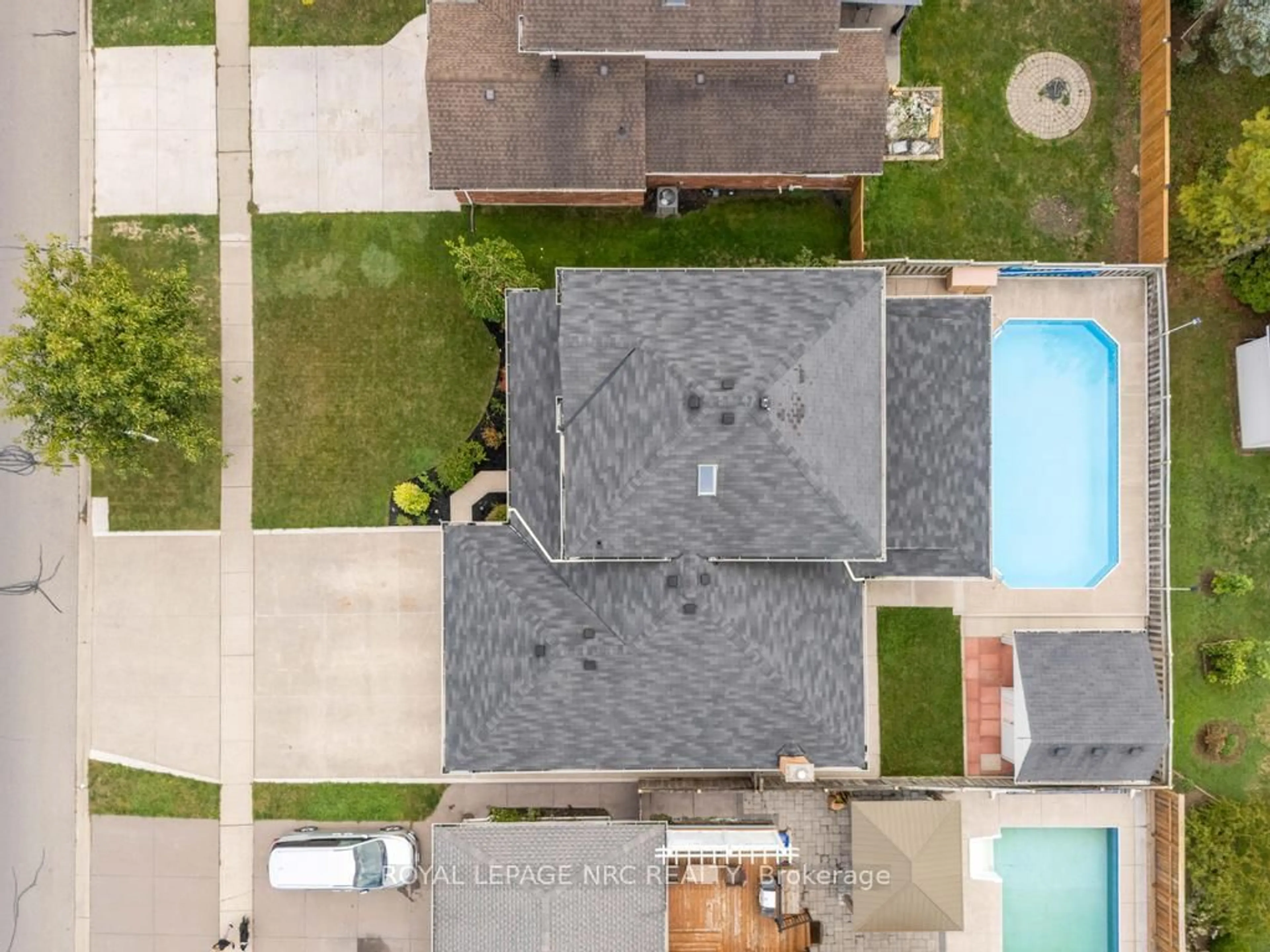 A pic from outside/outdoor area/front of a property/back of a property/a pic from drone, street for 83 First Street Louth, St. Catharines Ontario L2S 2T7