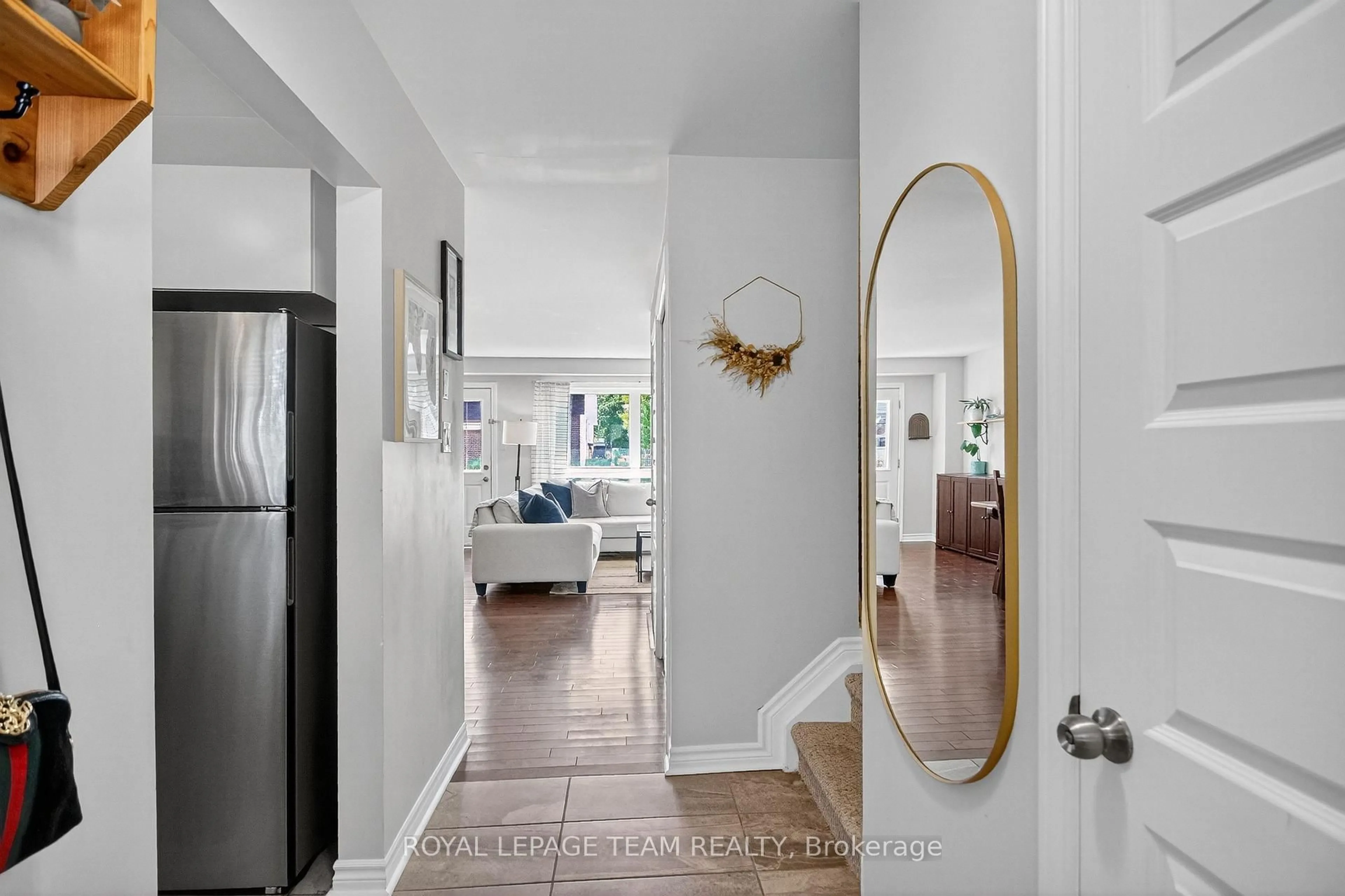 Indoor entryway for 1E Seyton Dr, Ottawa Ontario K2H 8Y5