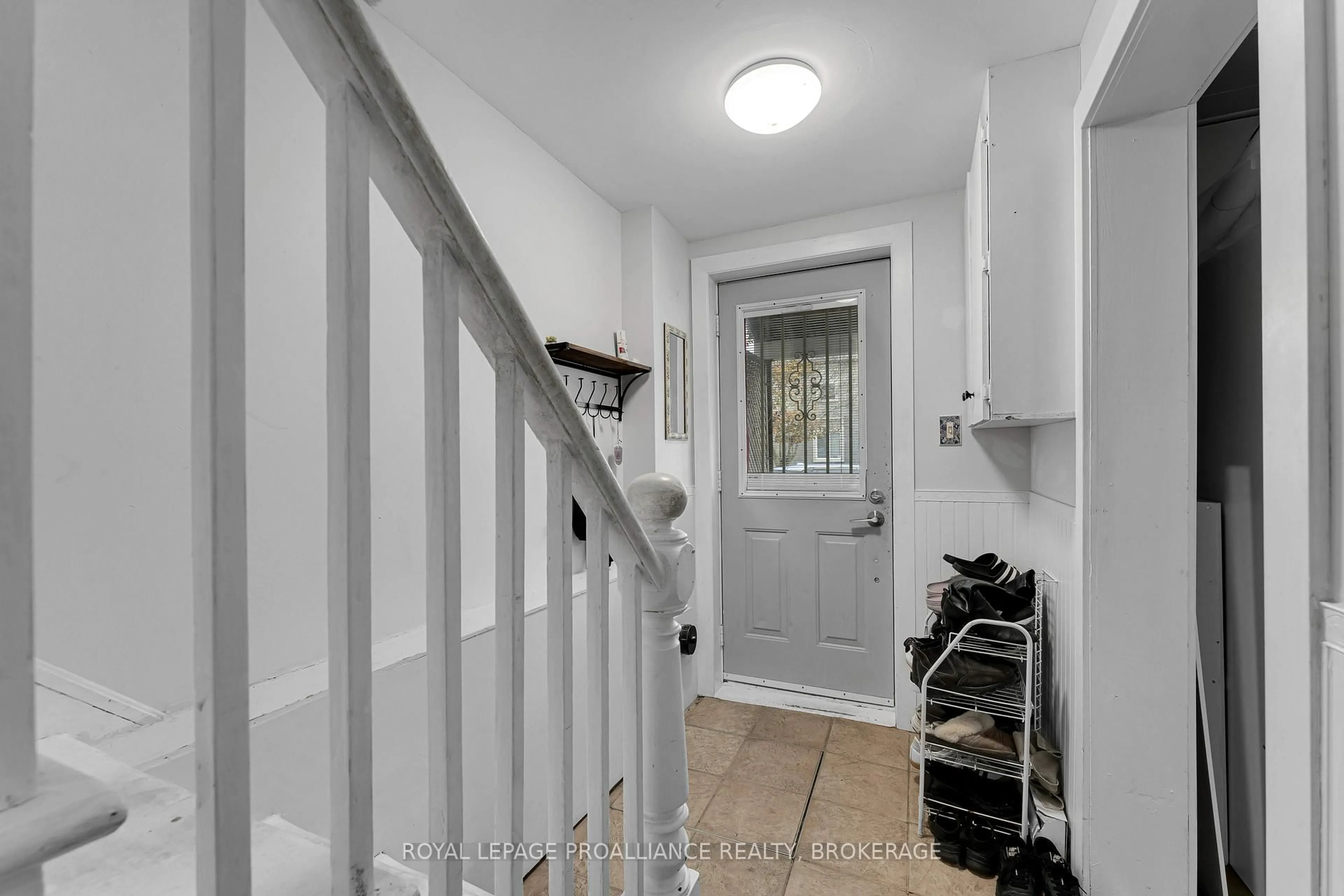 Indoor entryway for 318 Sydenham St, Kingston Ontario K7K 3M9