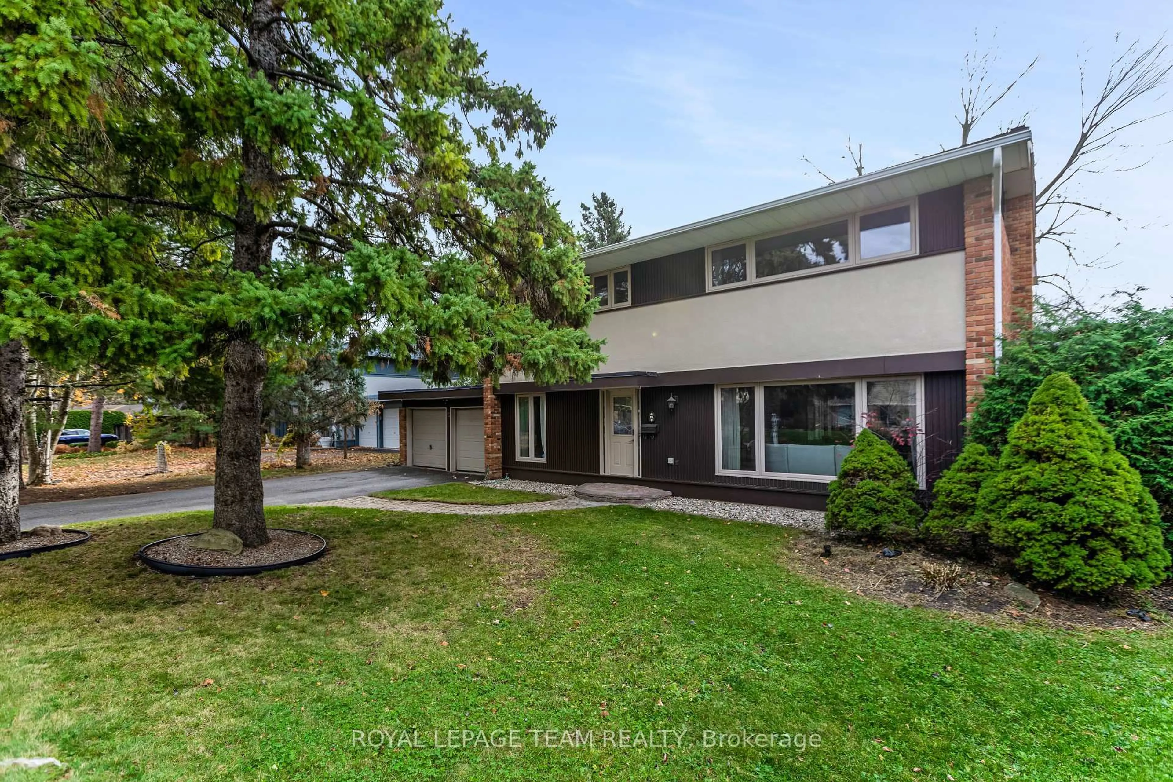 A pic from outside/outdoor area/front of a property/back of a property/a pic from drone, street for 12 Pellan Cres, Ottawa Ontario K2K 1J5