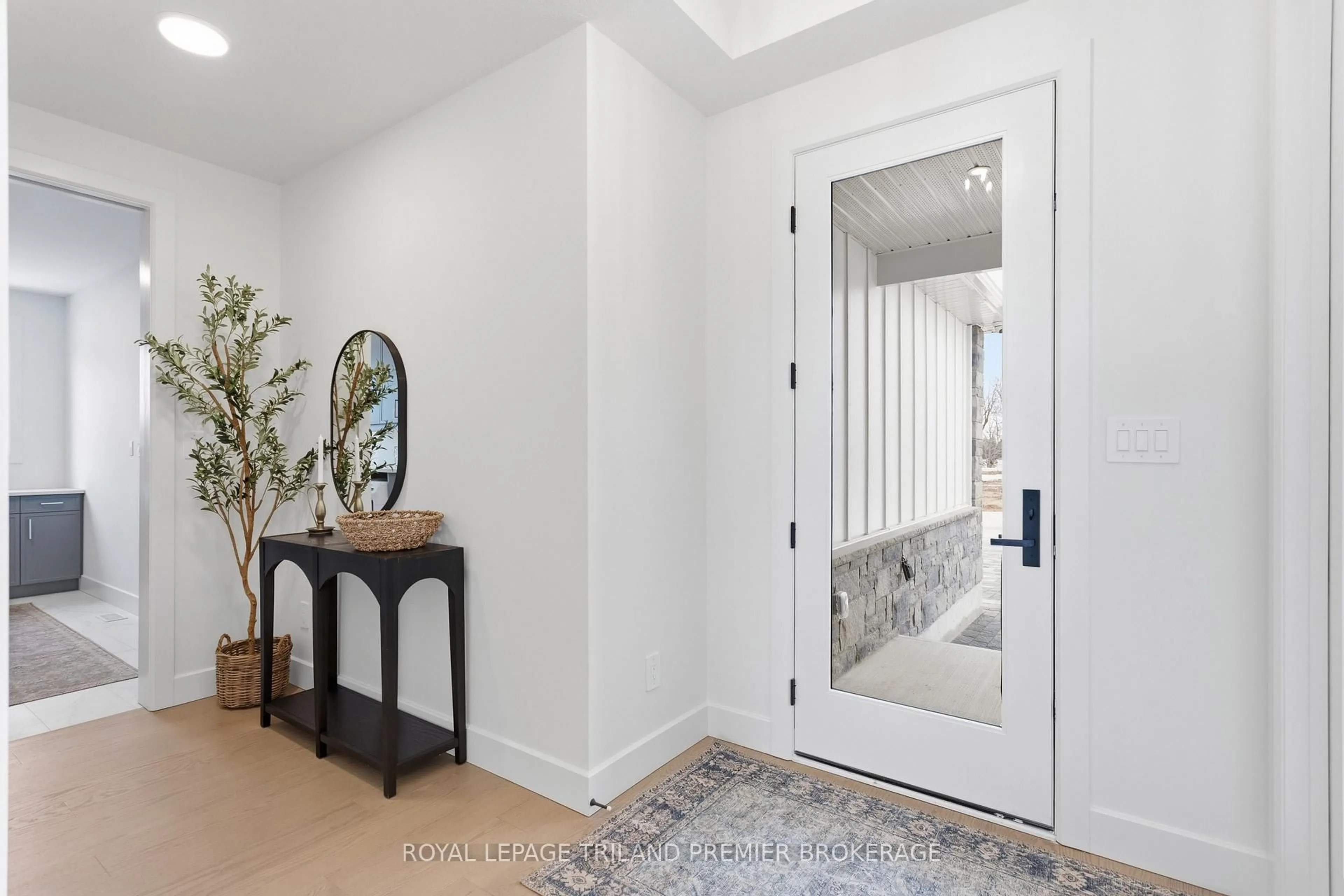 Indoor entryway for 78 DEARING Dr, South Huron Ontario N0M 1T0