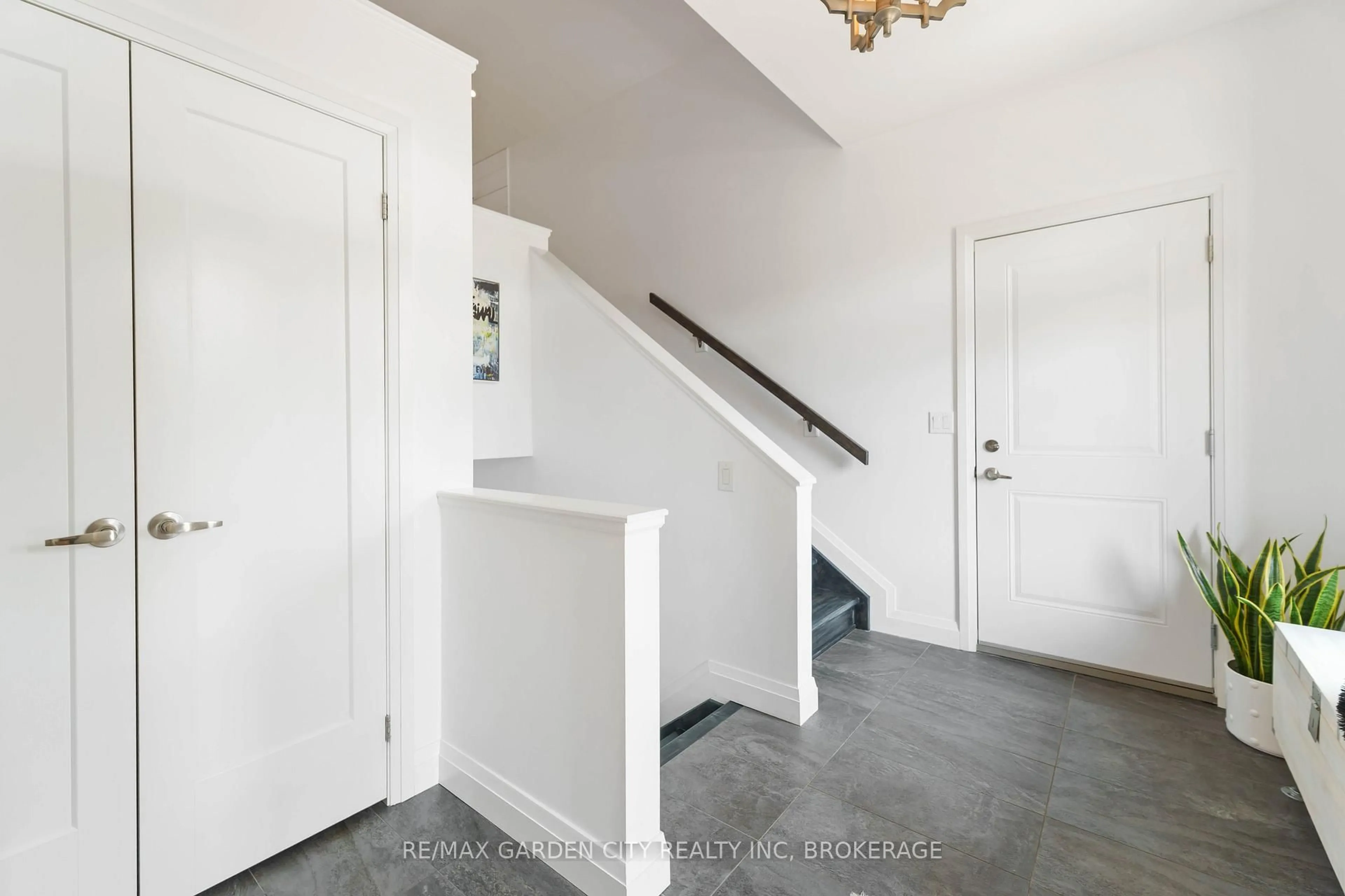 Indoor entryway for 103 Scholfield Ave, Welland Ontario L3B 1N4