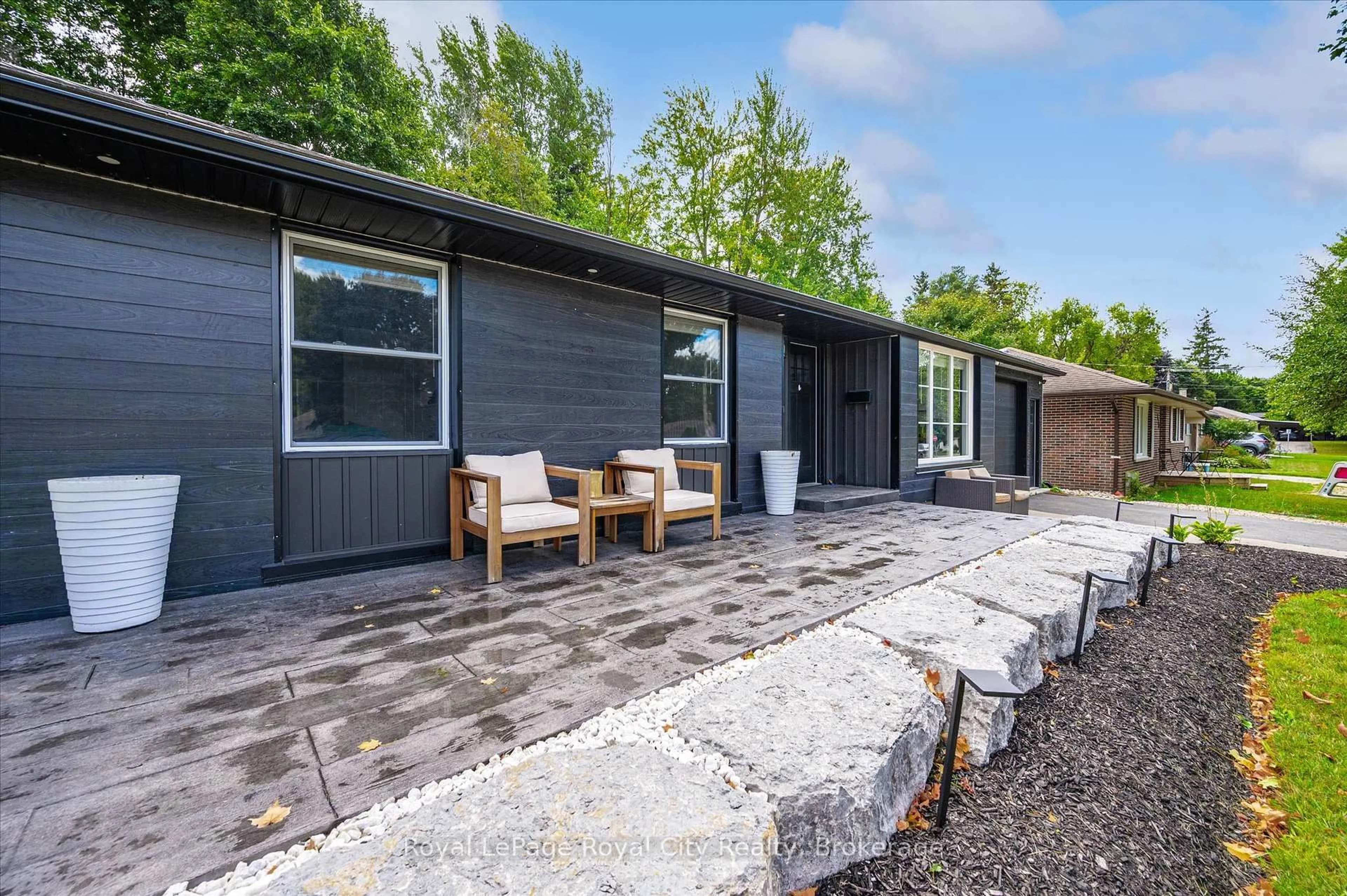Patio, street for 670 Ferrier St, Centre Wellington Ontario N1M 1W8
