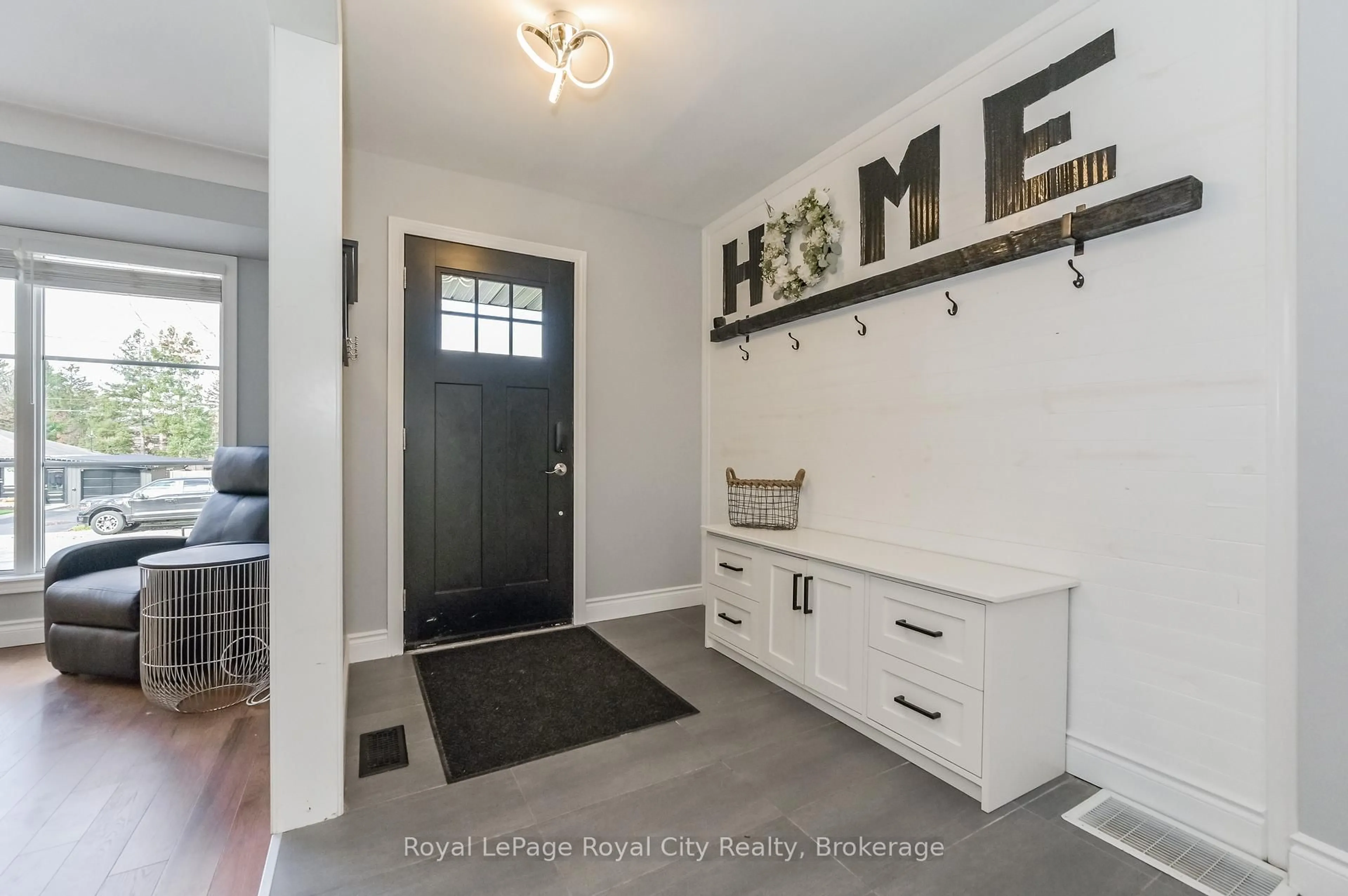 Indoor entryway for 670 Ferrier St, Centre Wellington Ontario N1M 1W8