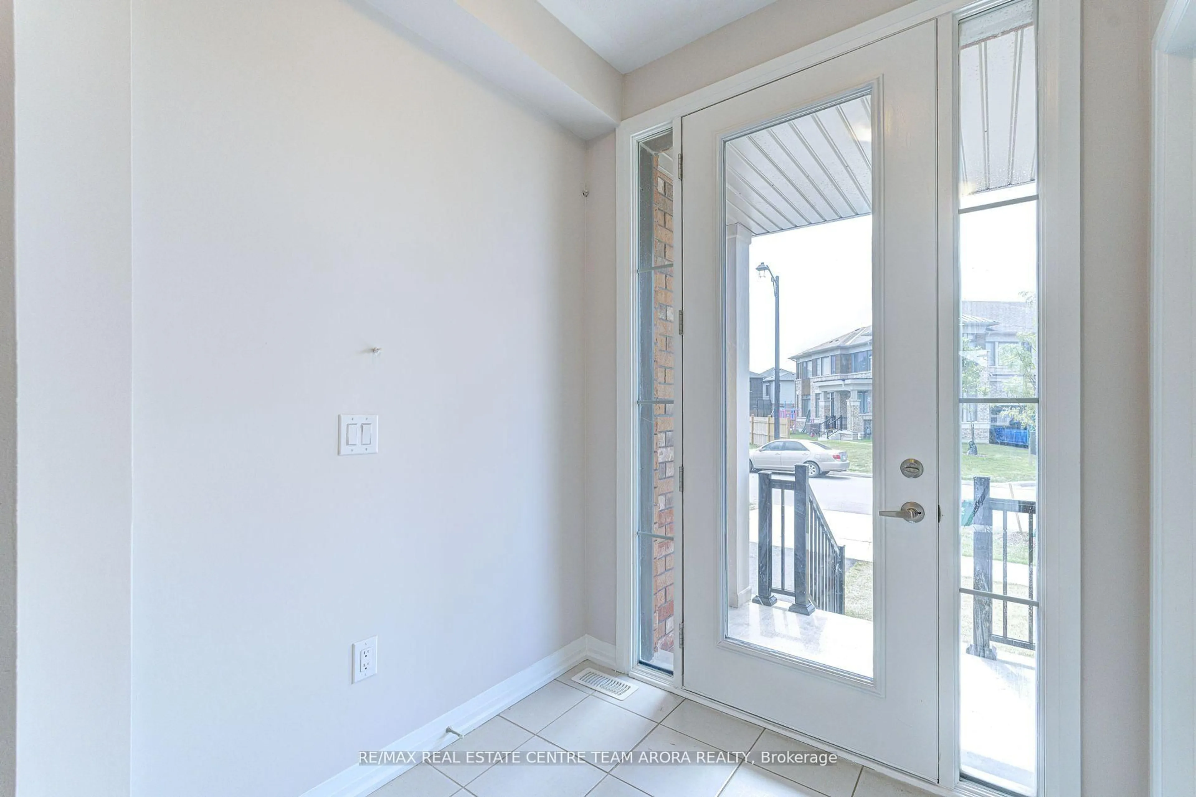 Indoor entryway for 72 Blacklock St, Cambridge Ontario N1S 0E2