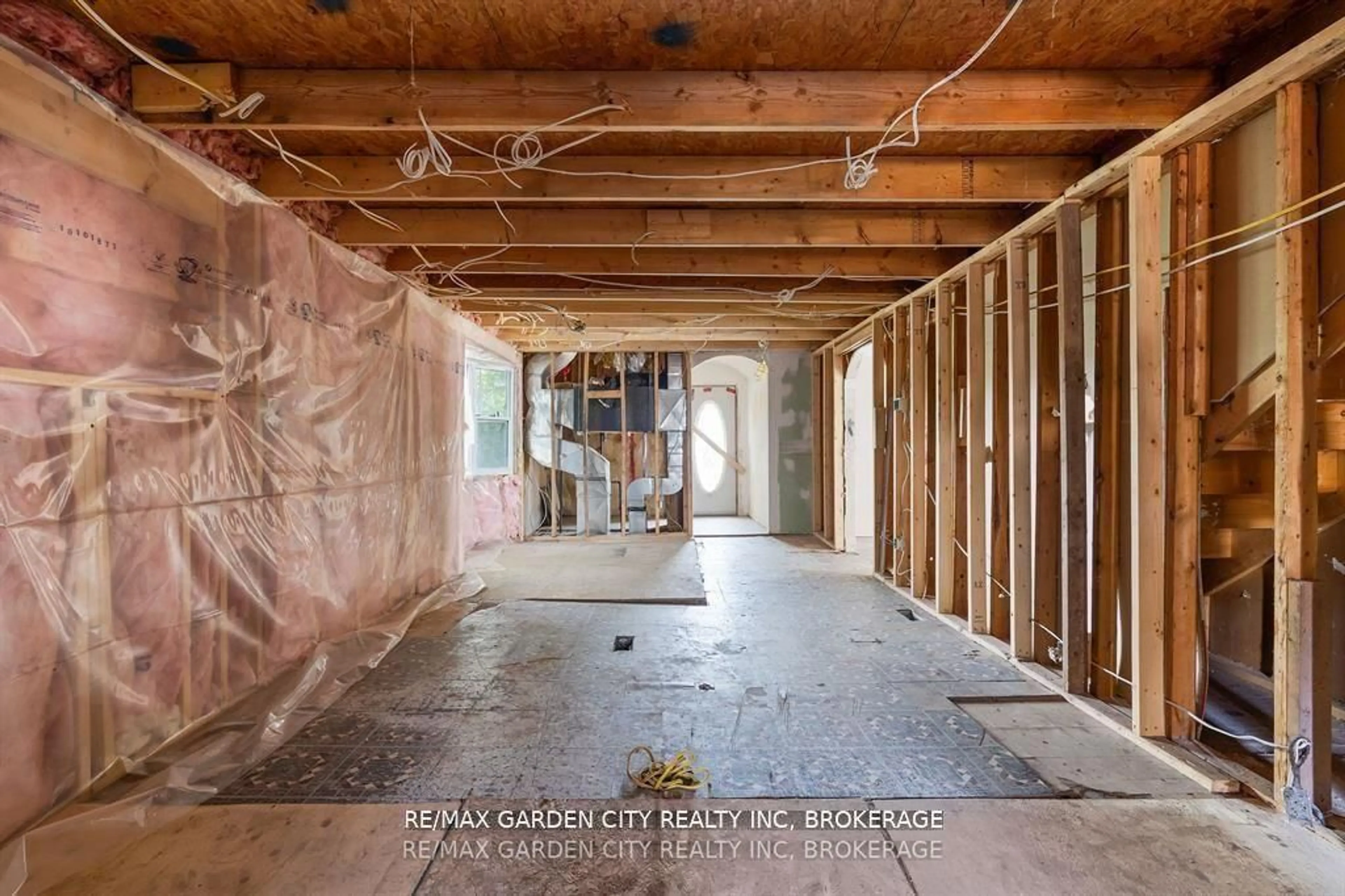 Indoor entryway for 231 Lincoln Rd, Fort Erie Ontario L0S 1B0