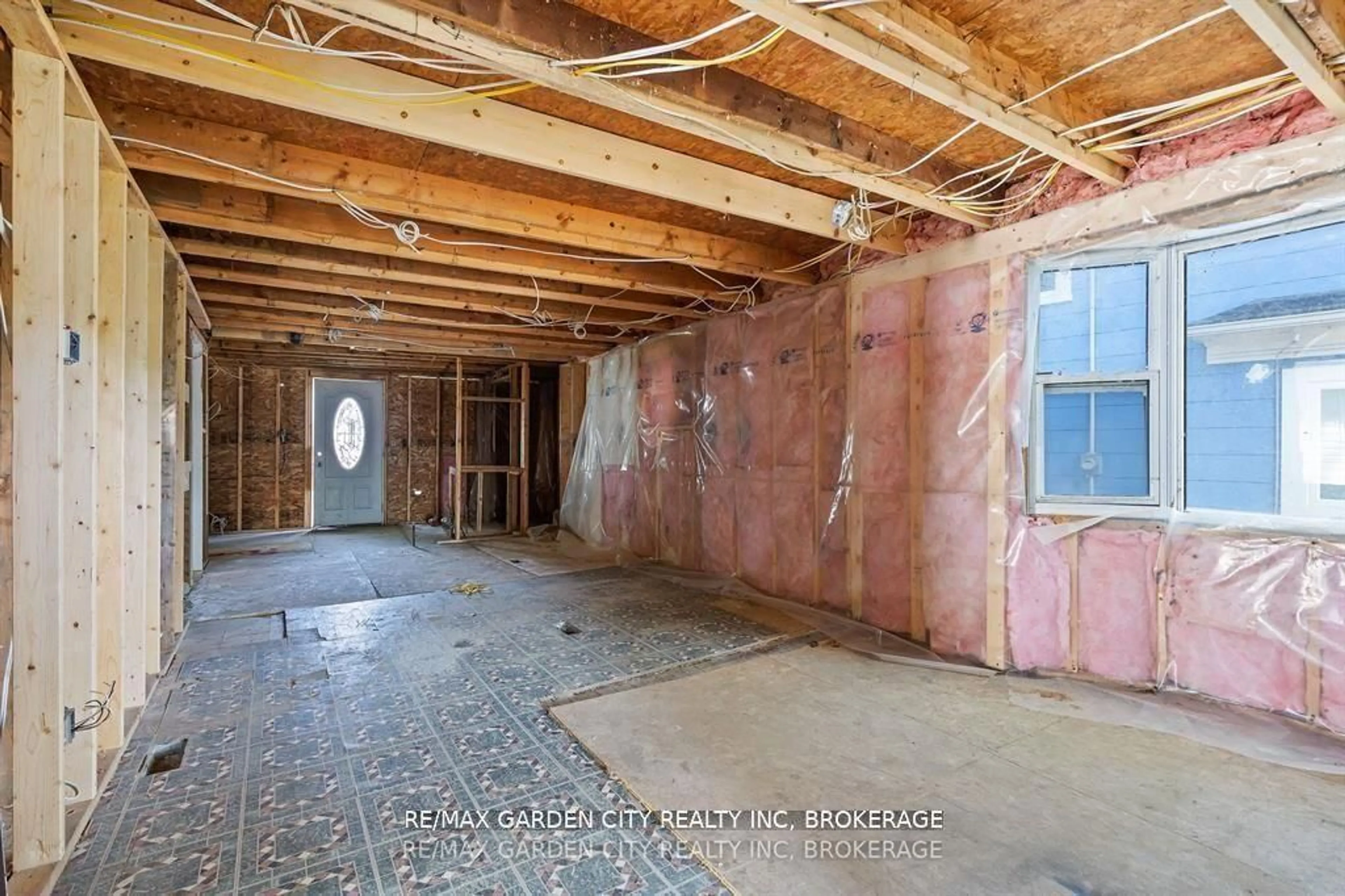 A pic of a room for 231 Lincoln Rd, Fort Erie Ontario L0S 1B0