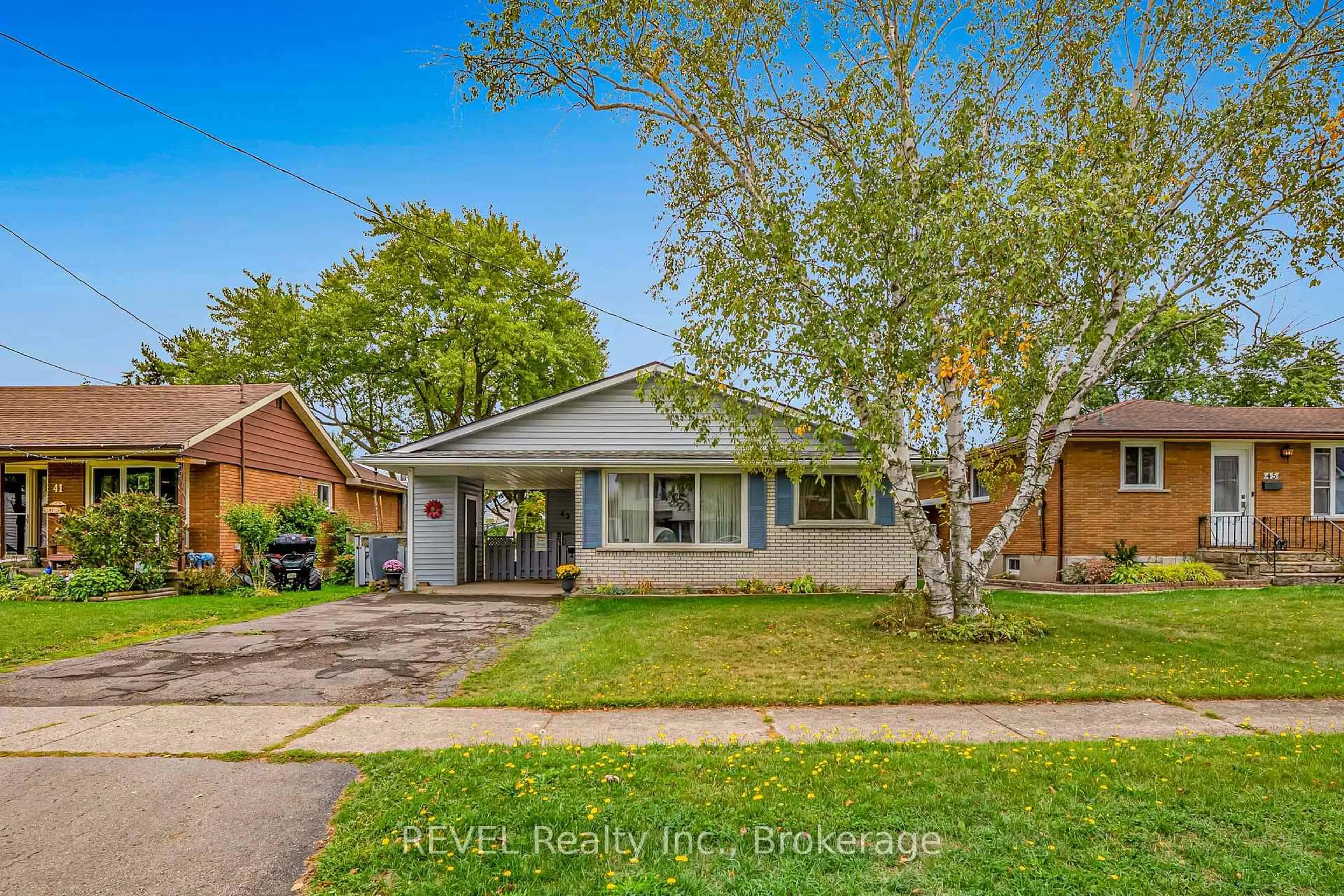 Home with vinyl exterior material, street for 43 Bowden St, Fort Erie Ontario L2A 2P5