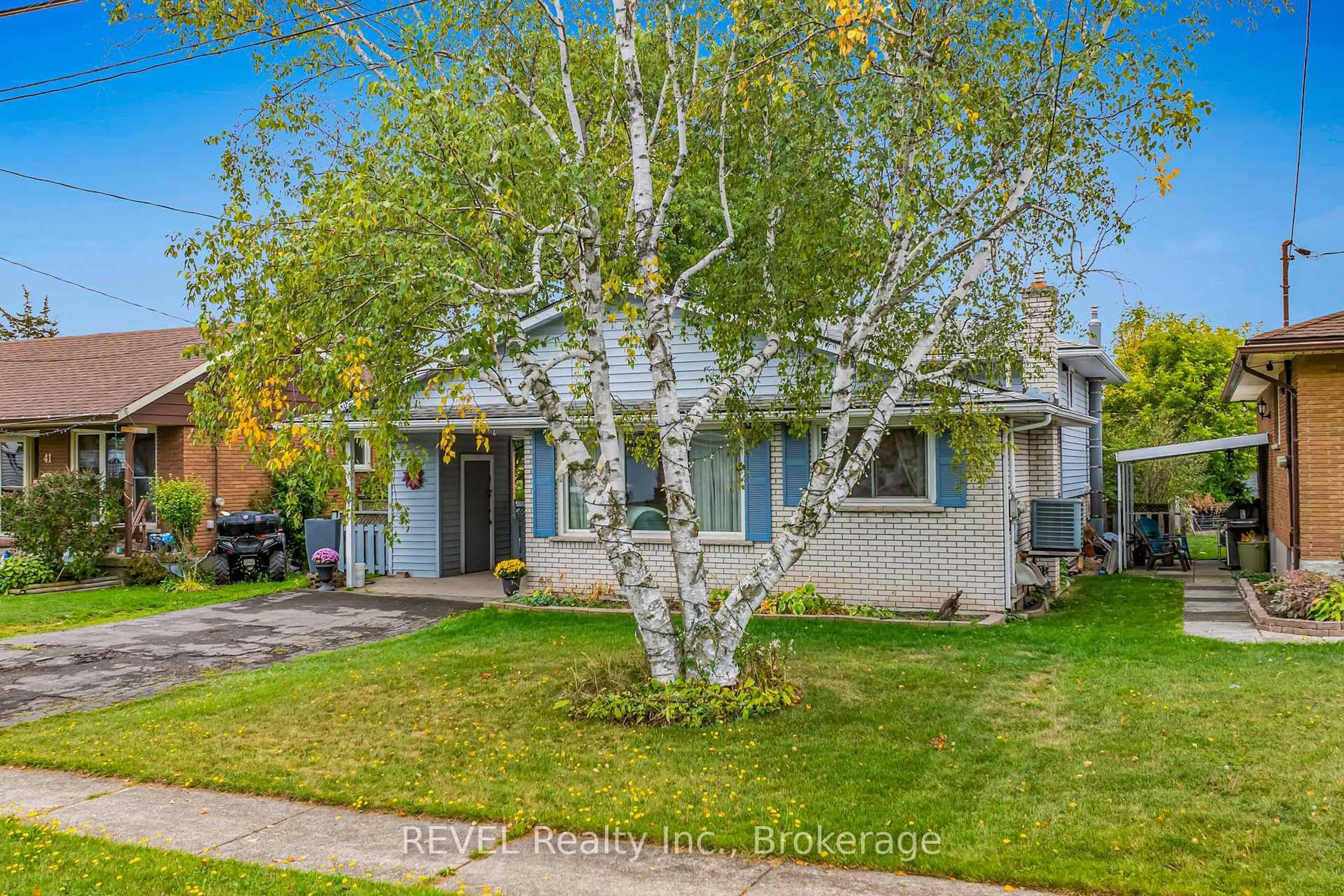 A pic from outside/outdoor area/front of a property/back of a property/a pic from drone, street for 43 Bowden St, Fort Erie Ontario L2A 2P5