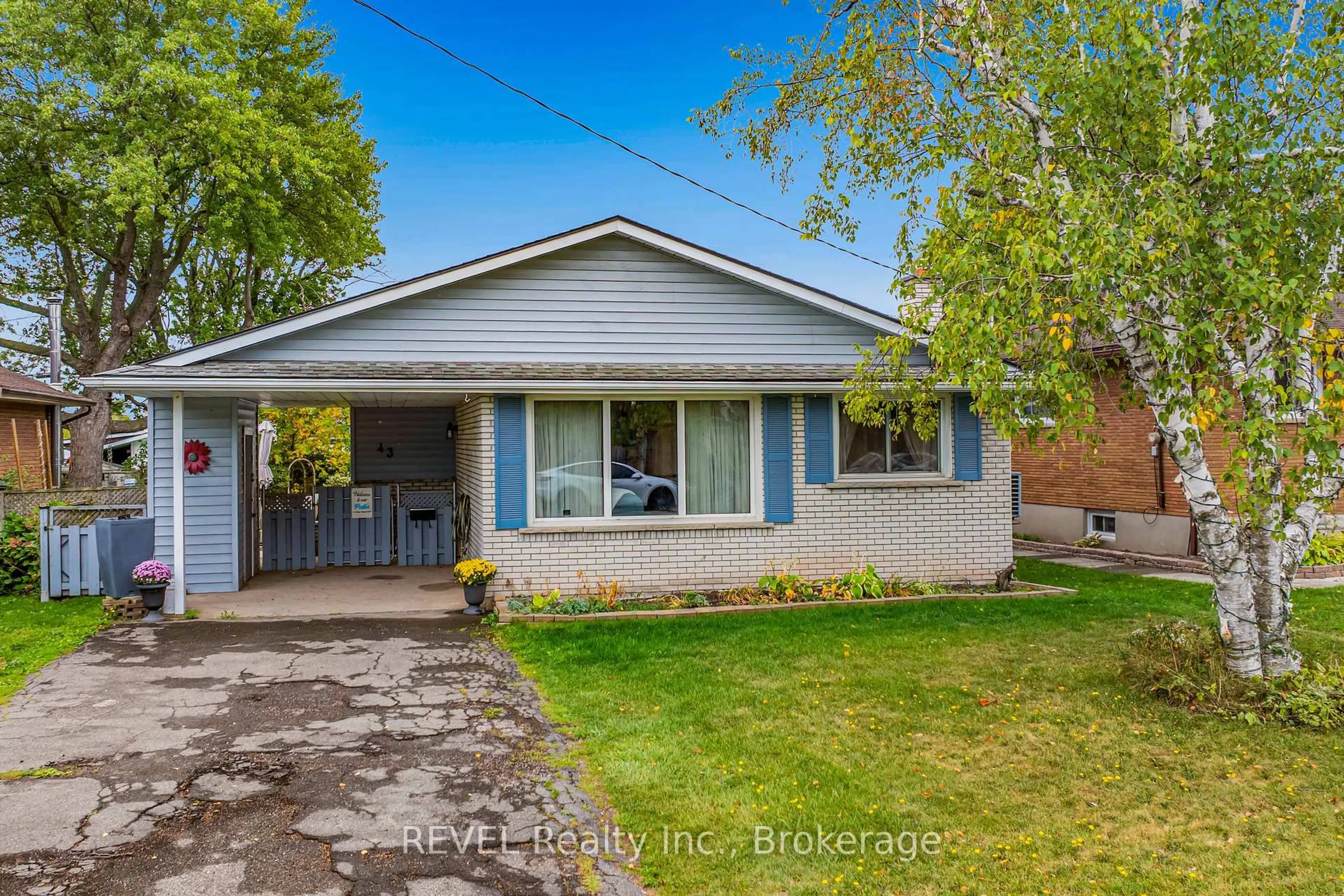 A pic from outside/outdoor area/front of a property/back of a property/a pic from drone, street for 43 Bowden St, Fort Erie Ontario L2A 2P5