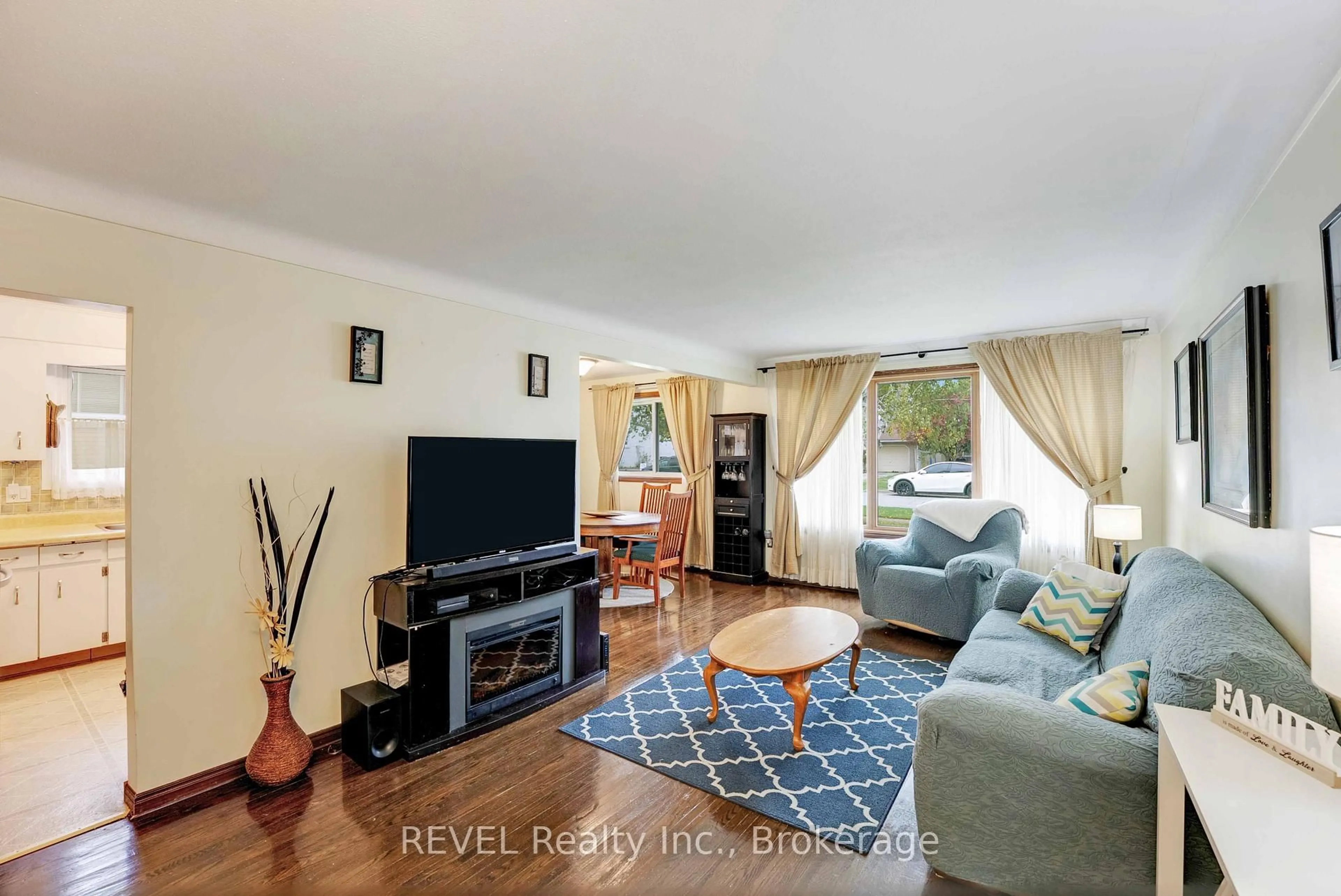 Living room with furniture, unknown for 43 Bowden St, Fort Erie Ontario L2A 2P5