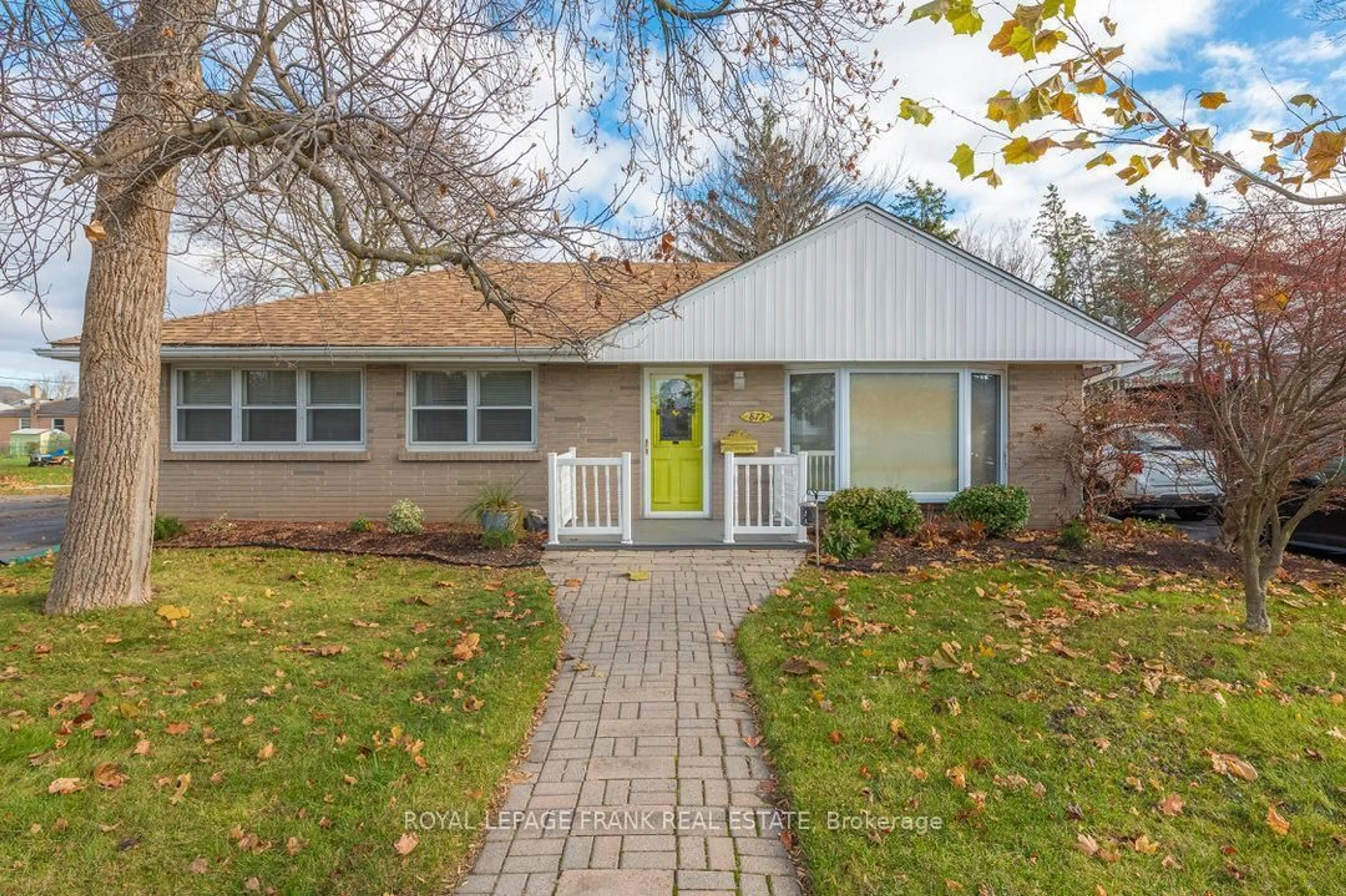 Home with vinyl exterior material, street for 872 Western Ave, Peterborough Ontario K9J 5V9