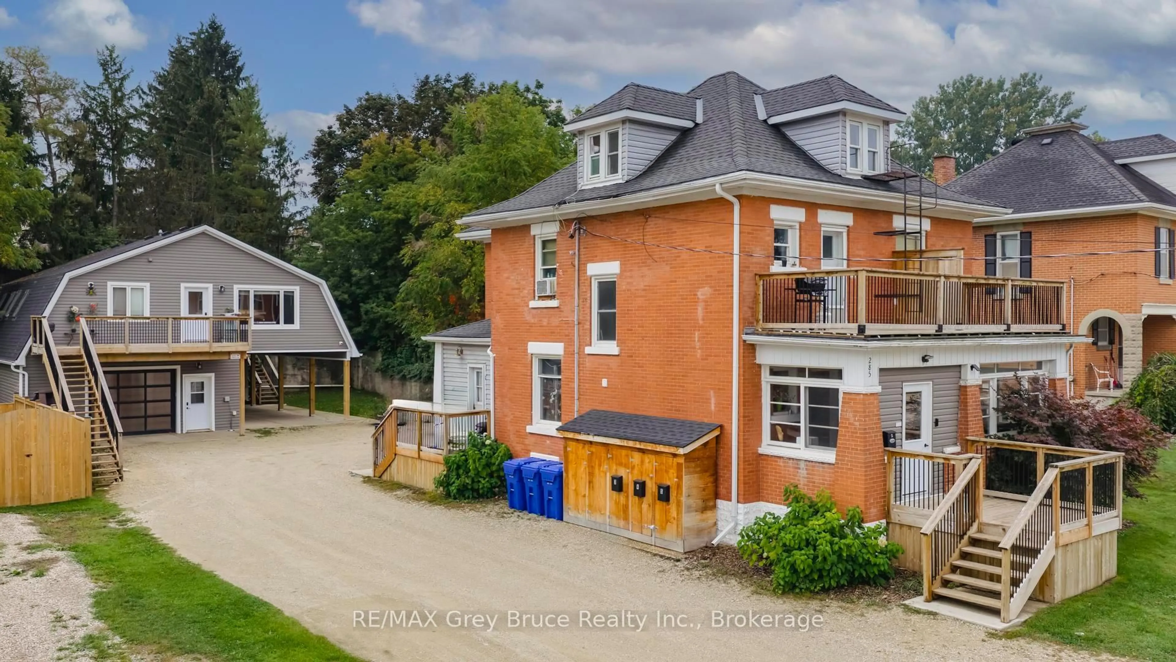 A pic from outside/outdoor area/front of a property/back of a property/a pic from drone, street for 285 9th St, Hanover Ontario N4N 1L3